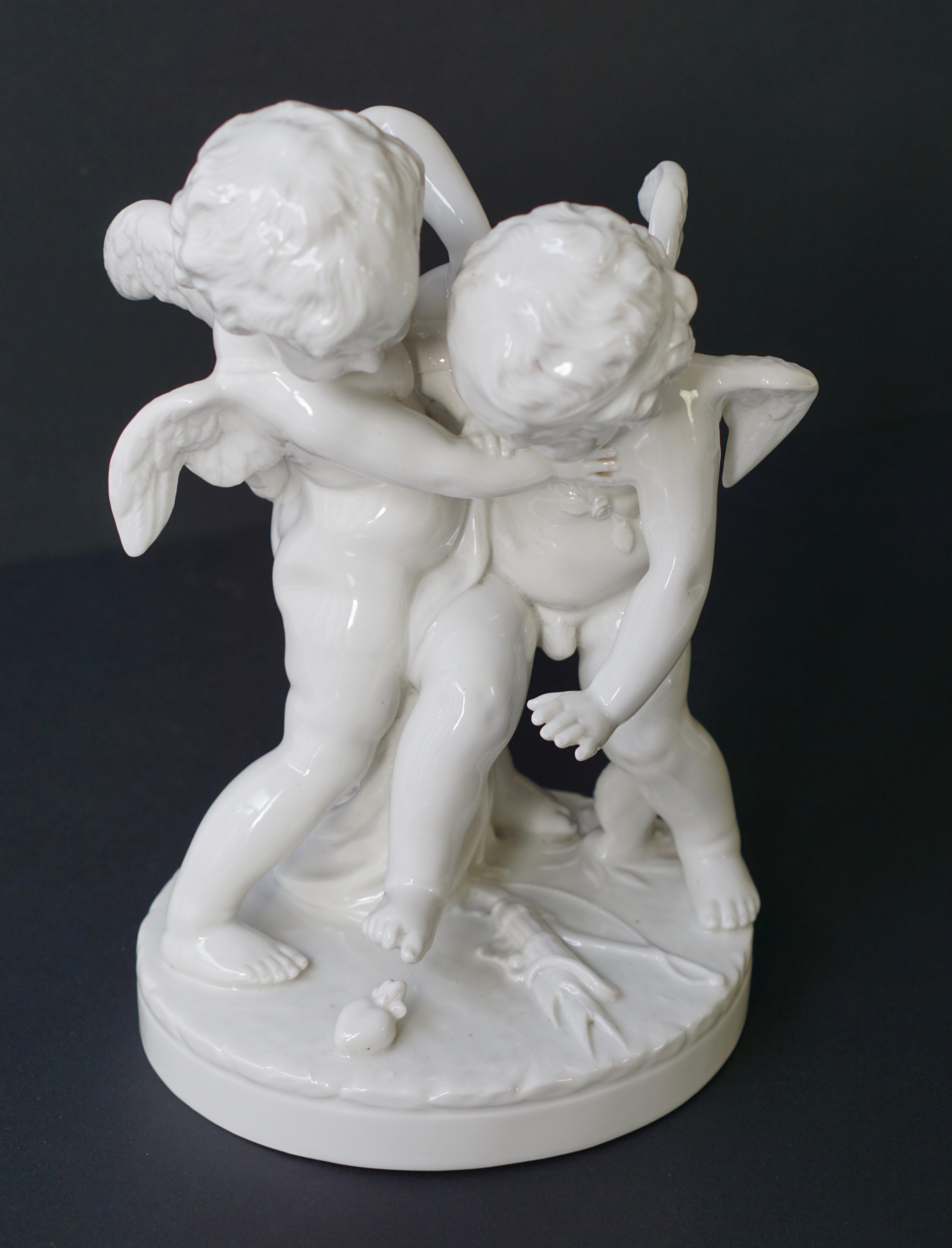  Figurative Porzellan-Skulptur mit zwei kleinen Engeln, Putten im Angebot 3