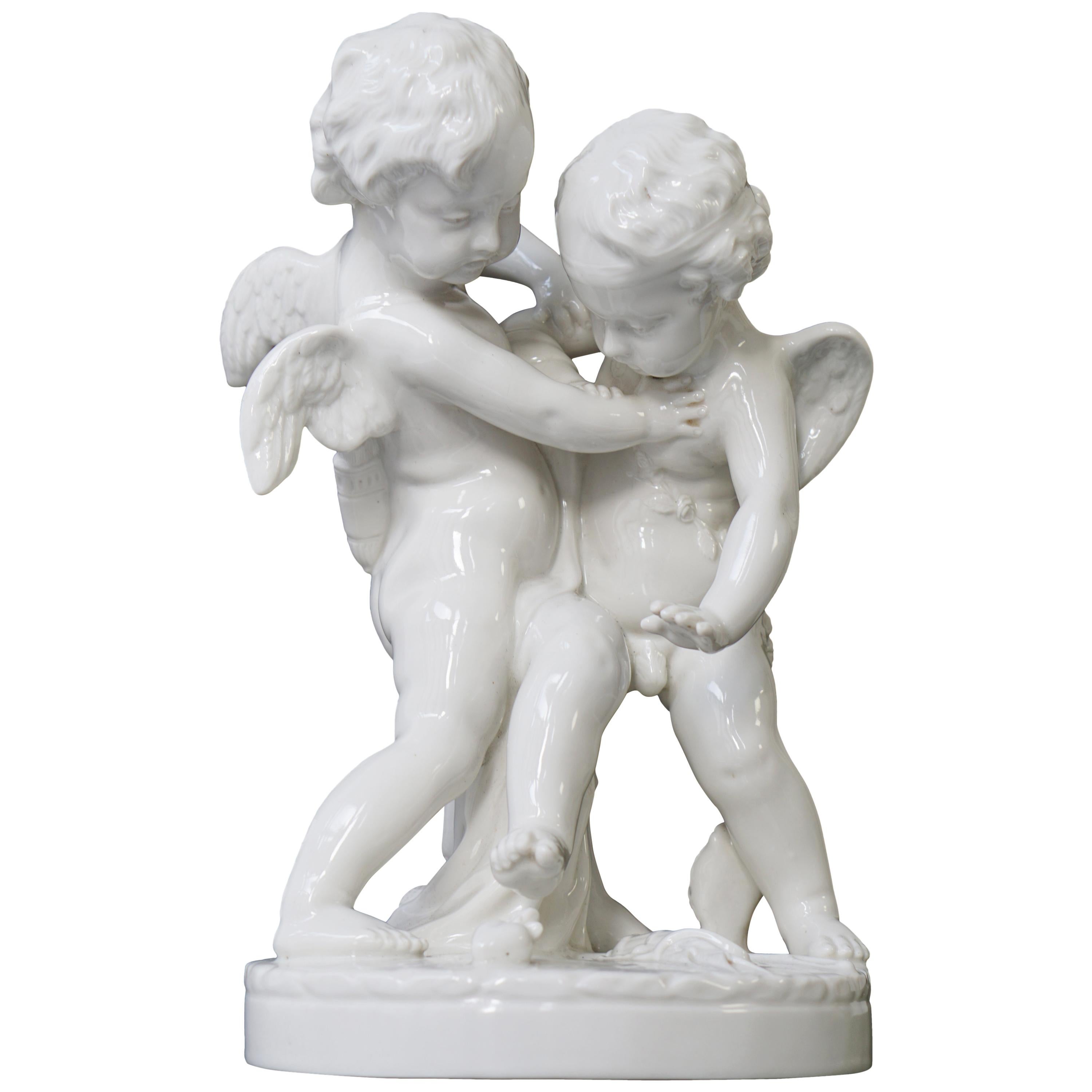  Sculpture figurative en porcelaine représentant deux petits anges, Putti