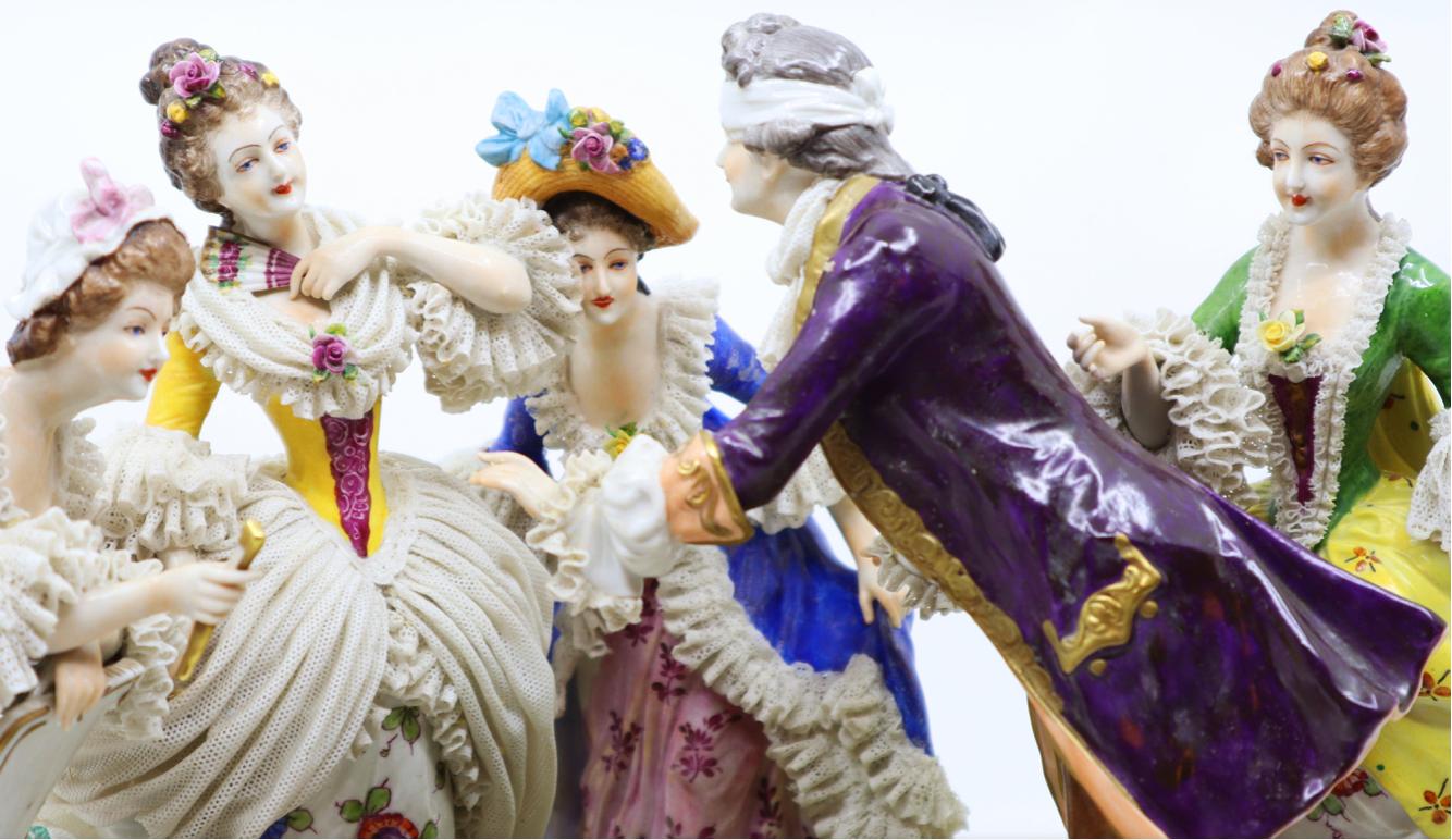 Porzellanfigurengruppe, die den Blindenbüffel spielt 
Wunderschön gearbeitete Kunstwerke, handgemalt 
19. Jahrhundert, Französisch.

Abmessungen: 50 x 30 x 30 cm (ungefähr).




