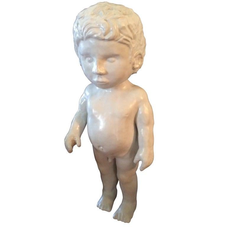 Figure en porcelaine d'un garçon Bon état - En vente à Los Angeles, CA