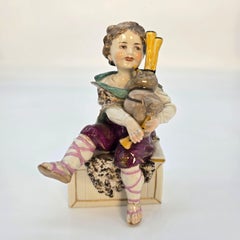 Figurine en porcelaine représentant un garçon jouant de la cornemuse, manufacture de Volkstedt-Rudolstadt.