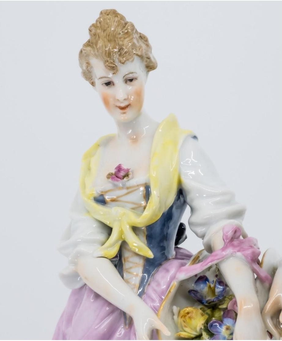 Porcelain Figure of a Couple, Hand Painted, Hochst, German, 19th Century In Good Condition For Sale In Lantau, HK