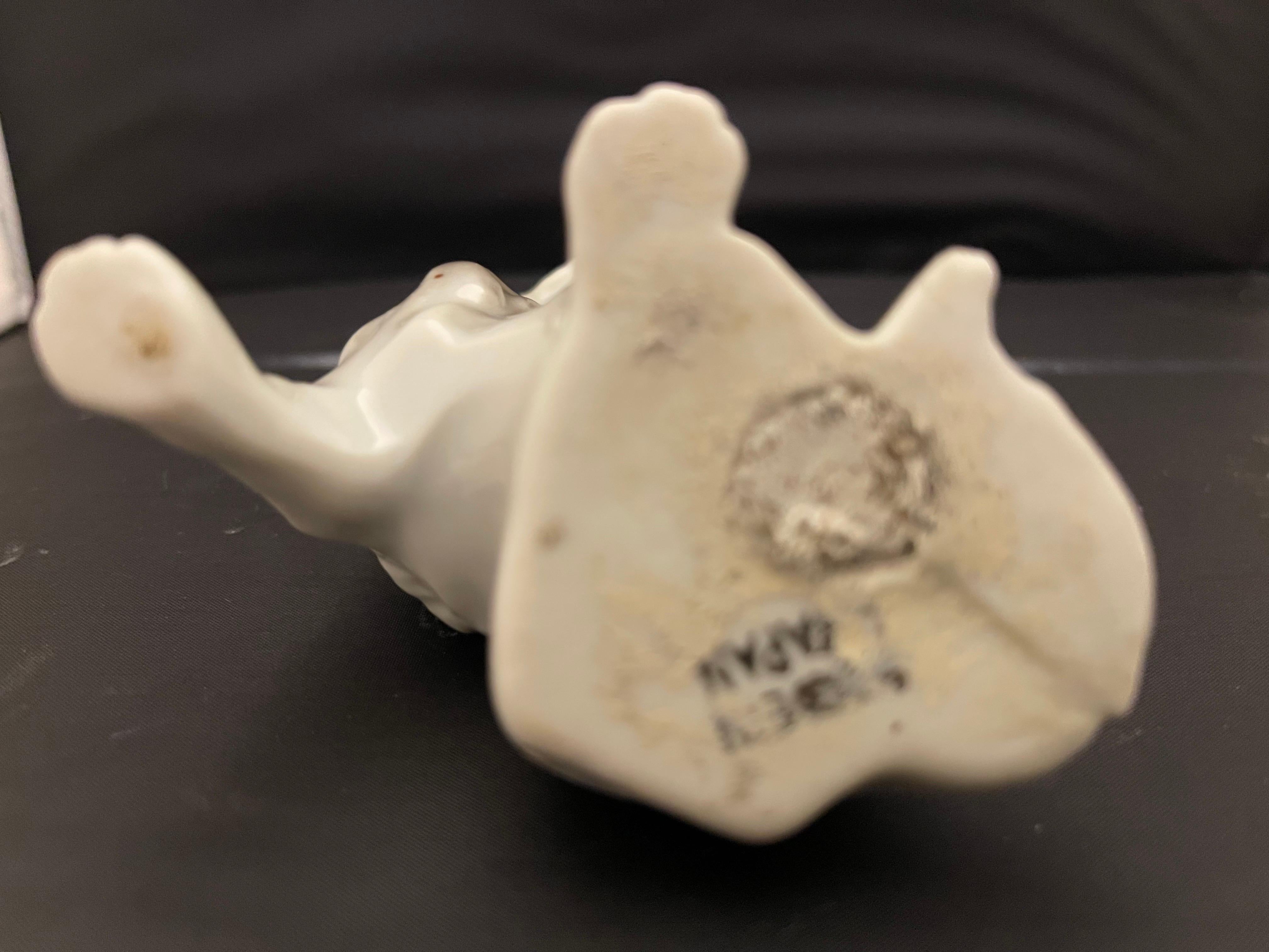 Porcelaine Figure d'un chien, 20e siècle en vente