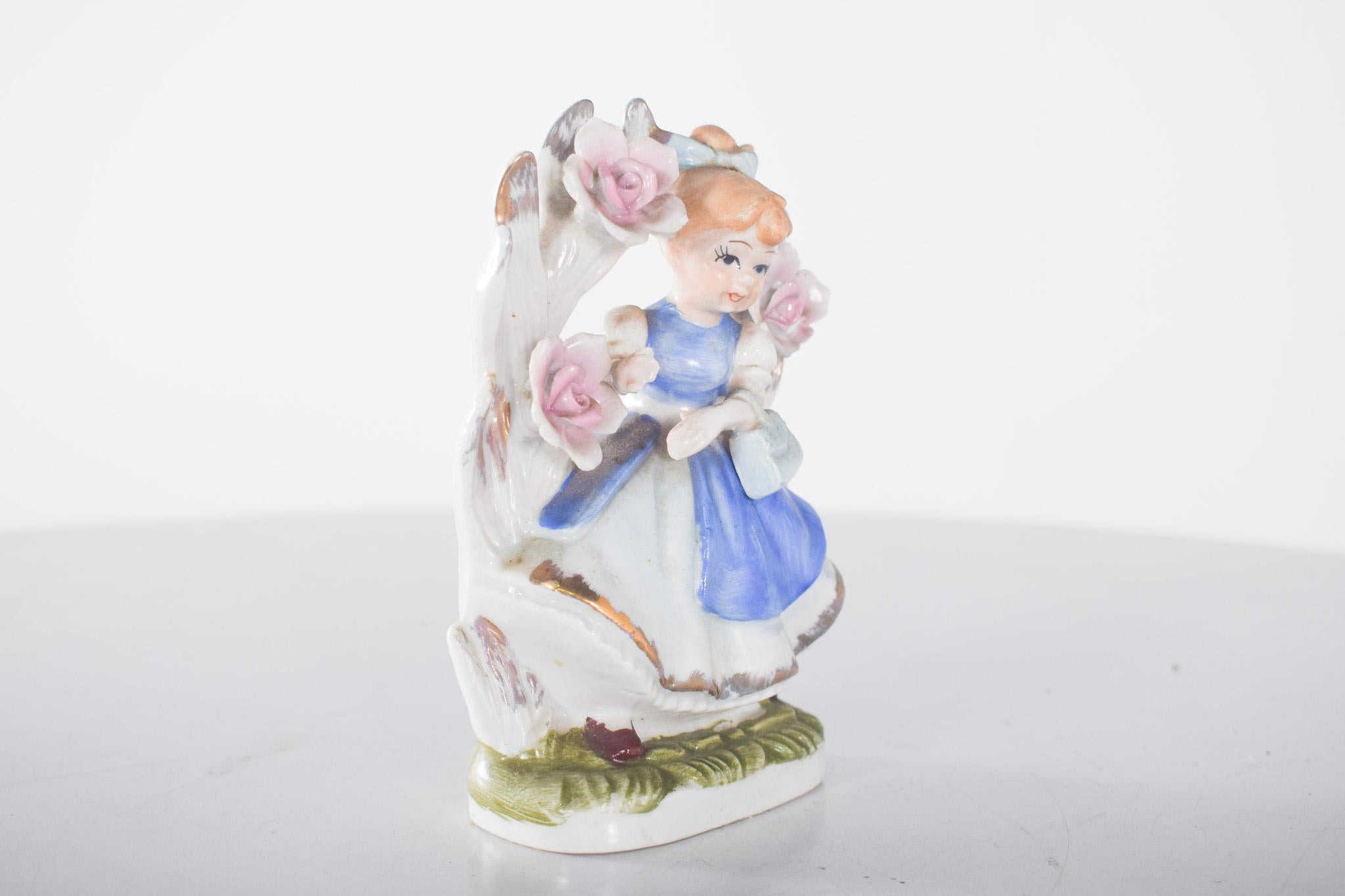 Figura de porcelana de niña sentada Moderno de mediados de siglo en venta