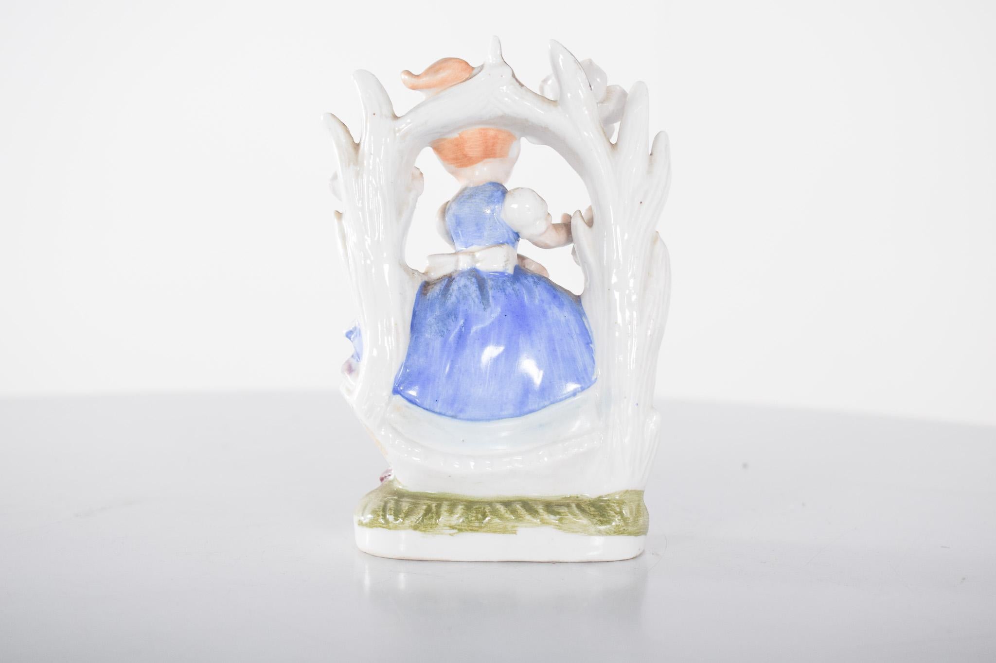 Figura de porcelana de niña sentada Británico en venta