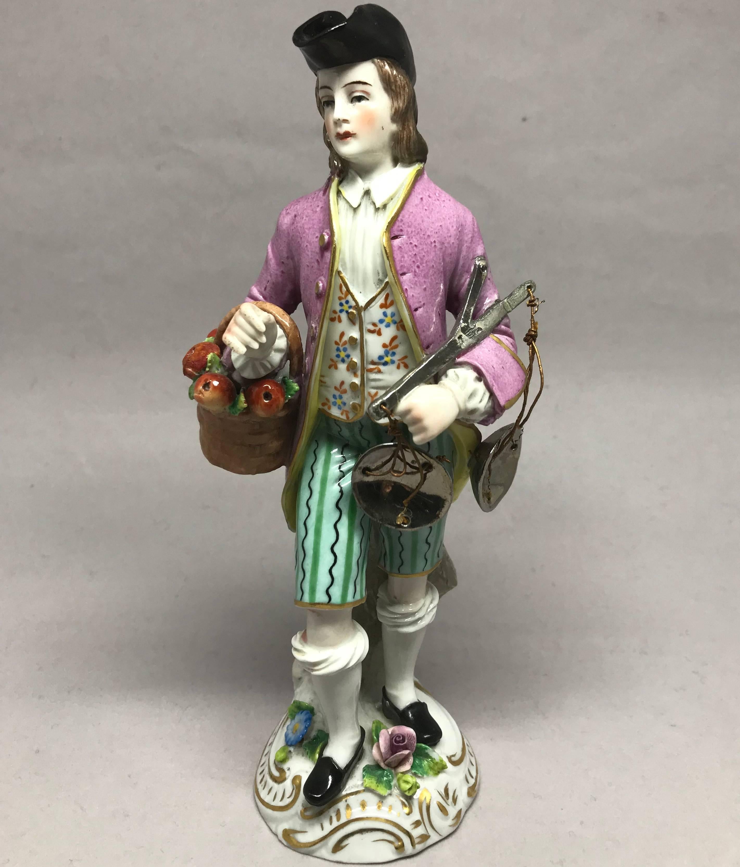 Porcelaine Figure en porcelaine d'un vendeur de pommes en vente