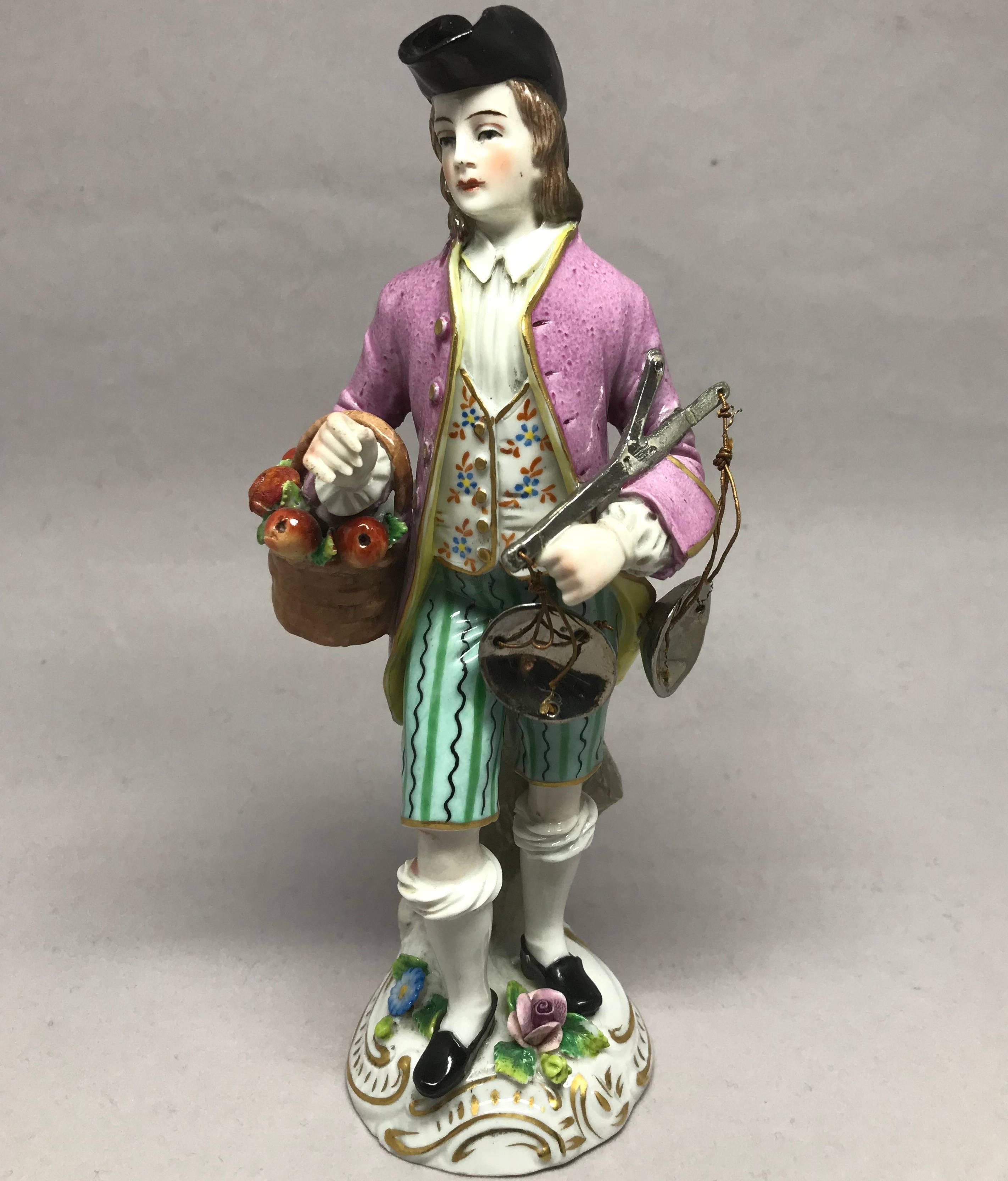 Porzellanfigur eines Apfelverkäufers im Angebot 1
