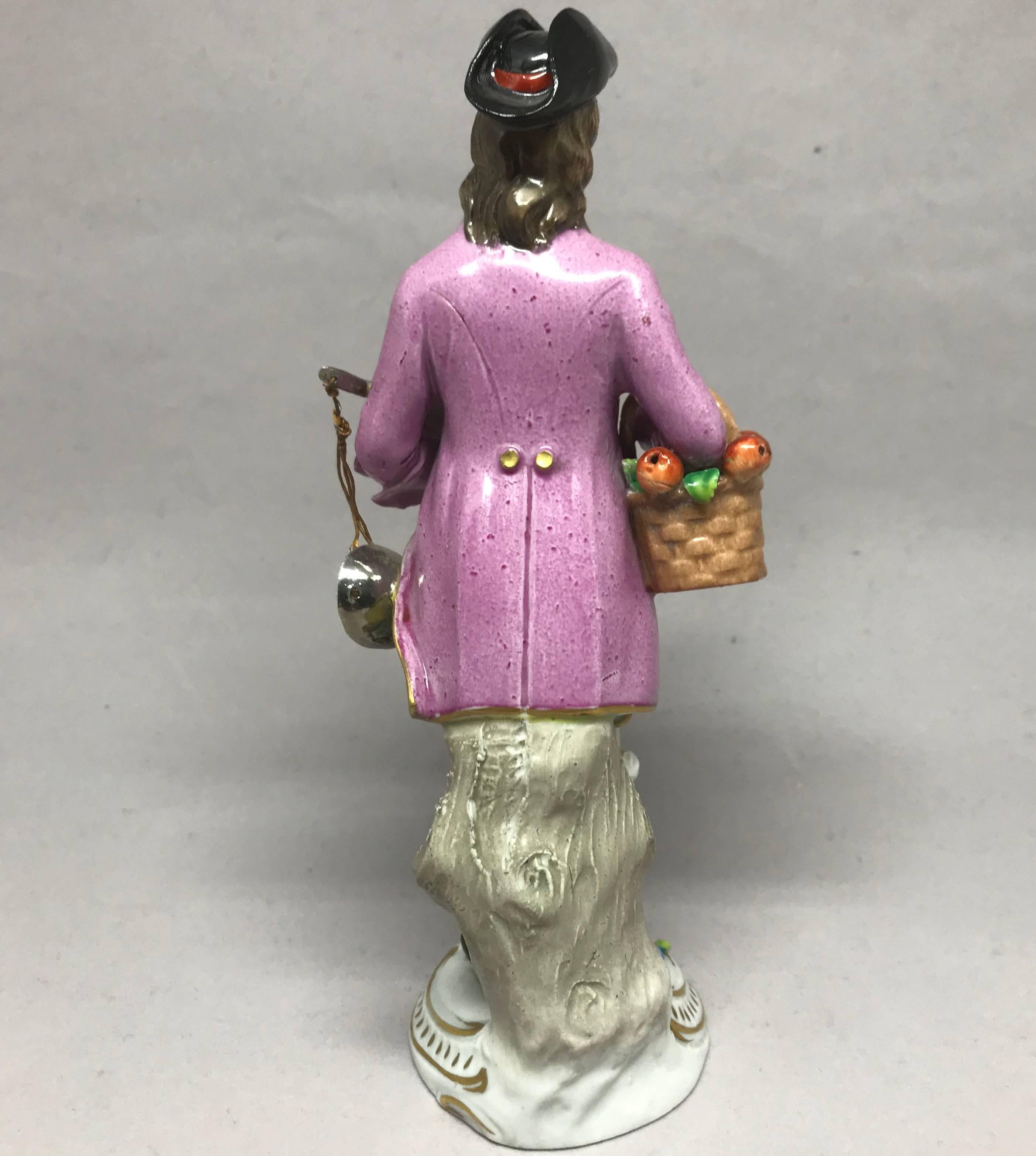 Figure en porcelaine d'un vendeur de pommes en vente 2