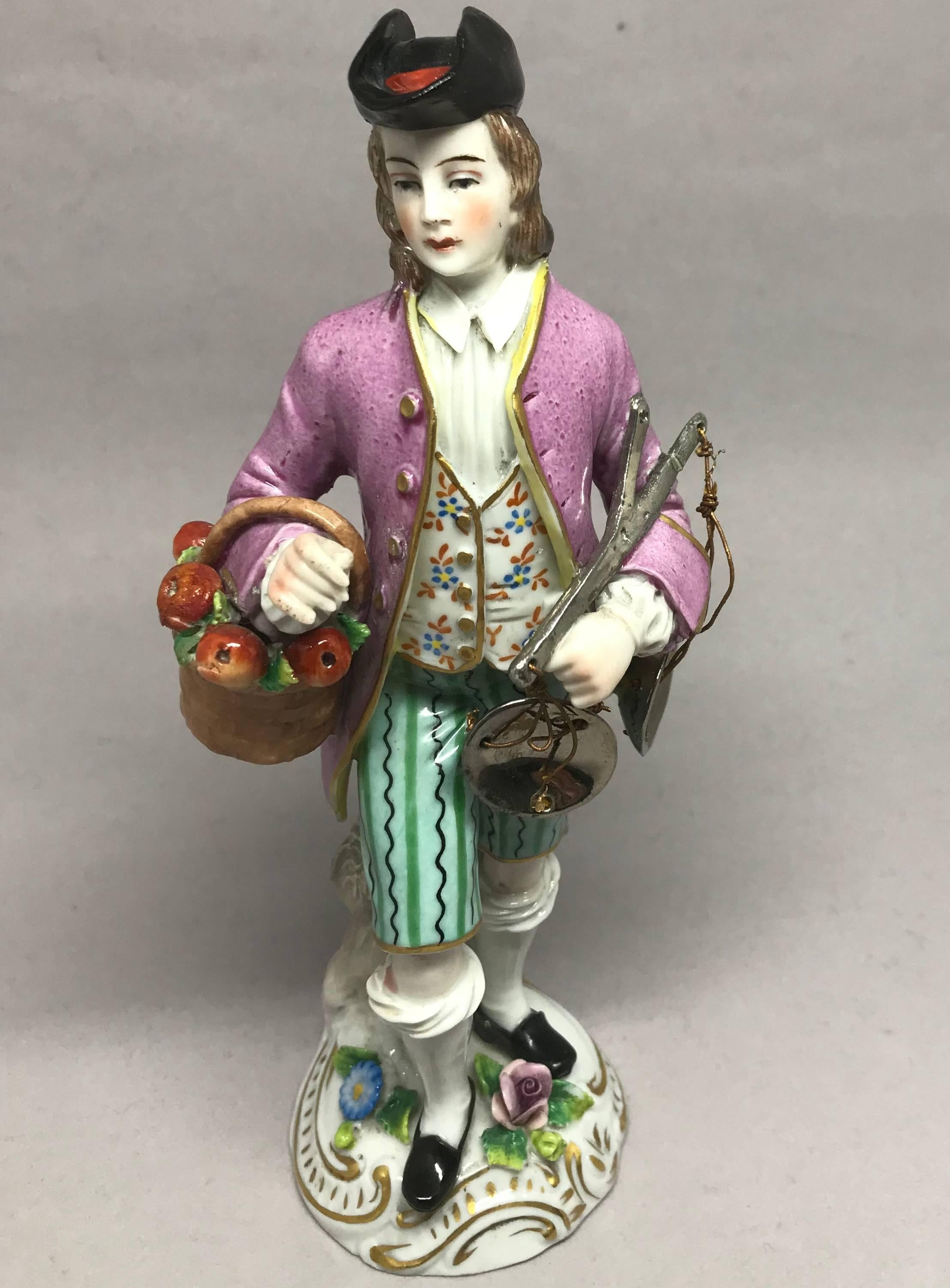 Figure en porcelaine d'un vendeur de pommes en vente 3