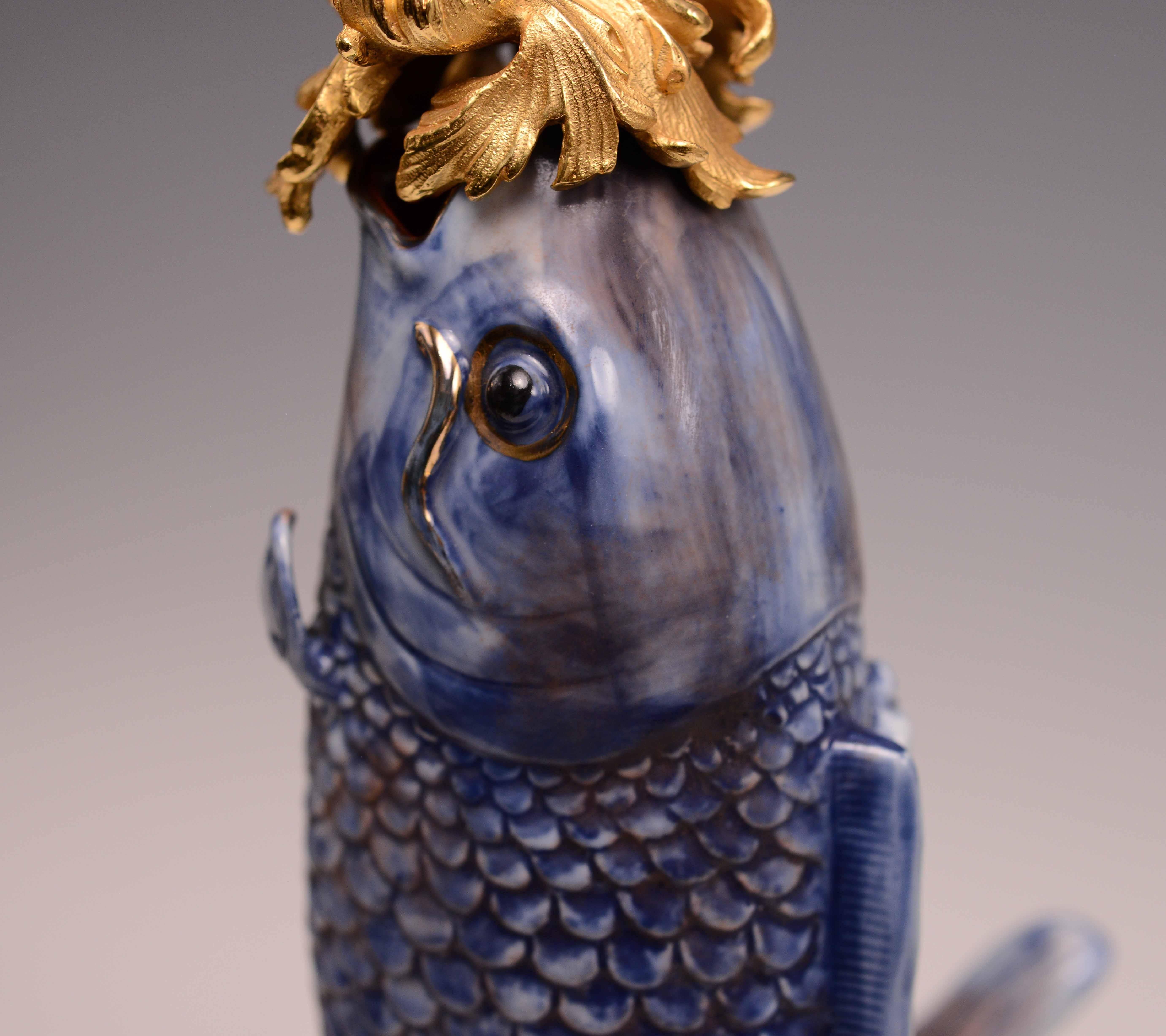 Ormolu montar bases de porcelana figura de pez lámparas
Medidas: 6 pulg./An x 4,5 pulg./F x 15 pulg./Al, con pantalla 27 pulg./Al
siglo XX
(pantalla no incluida).
