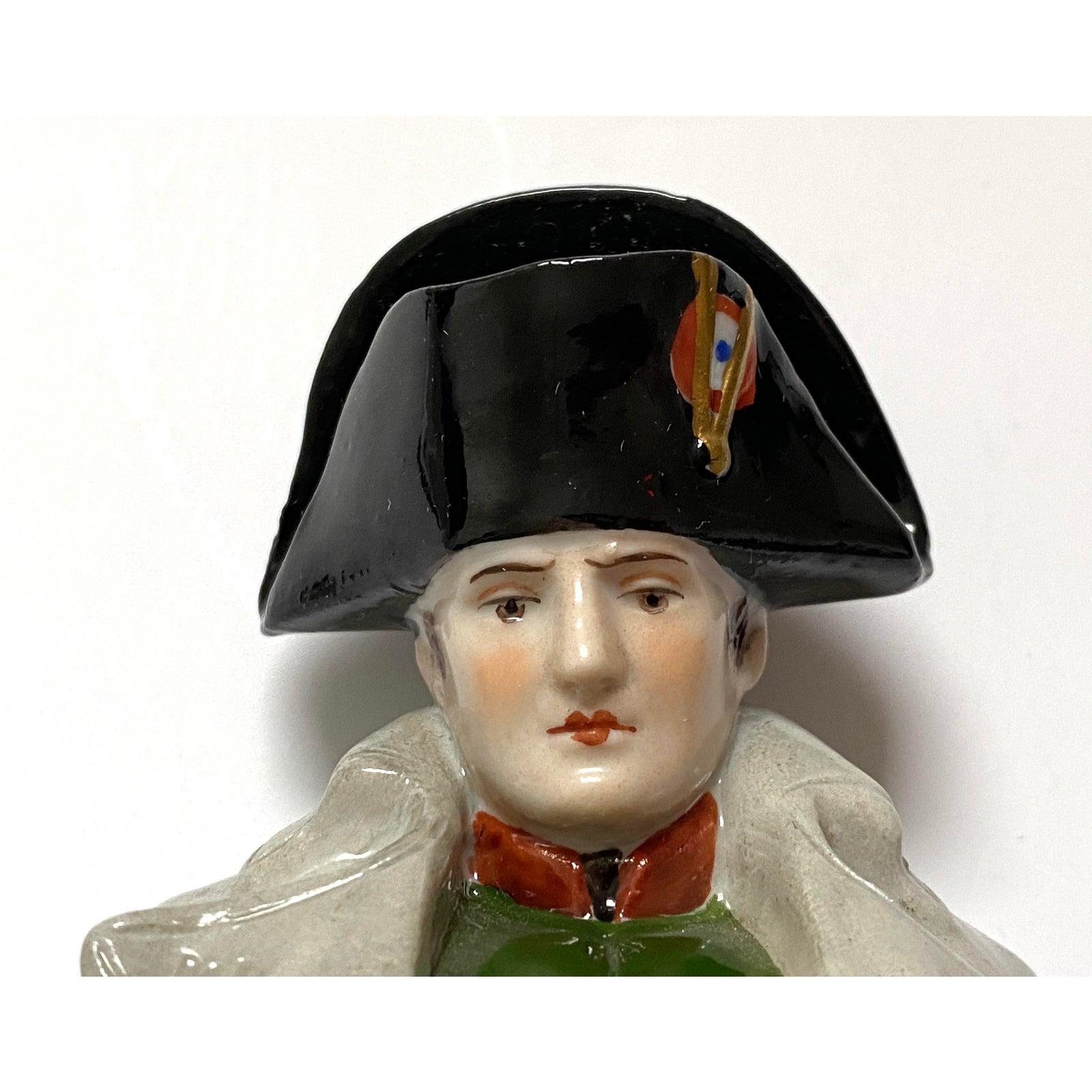 Diese Porzellanfigur von Napoleon stammt aus den 1920er bis 1930er Jahren und wurde von Hand bemalt.

Anmerkung: Herstellermarke auf der Rückseite/Unterseite des Sockels.