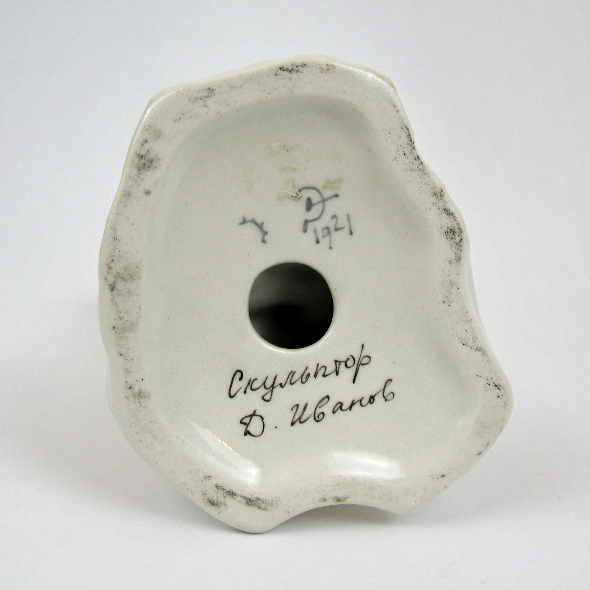 Figura de porcelana, Bailarina rusa diseñada por Dimitri Iwanow para Lomonosov en venta 7