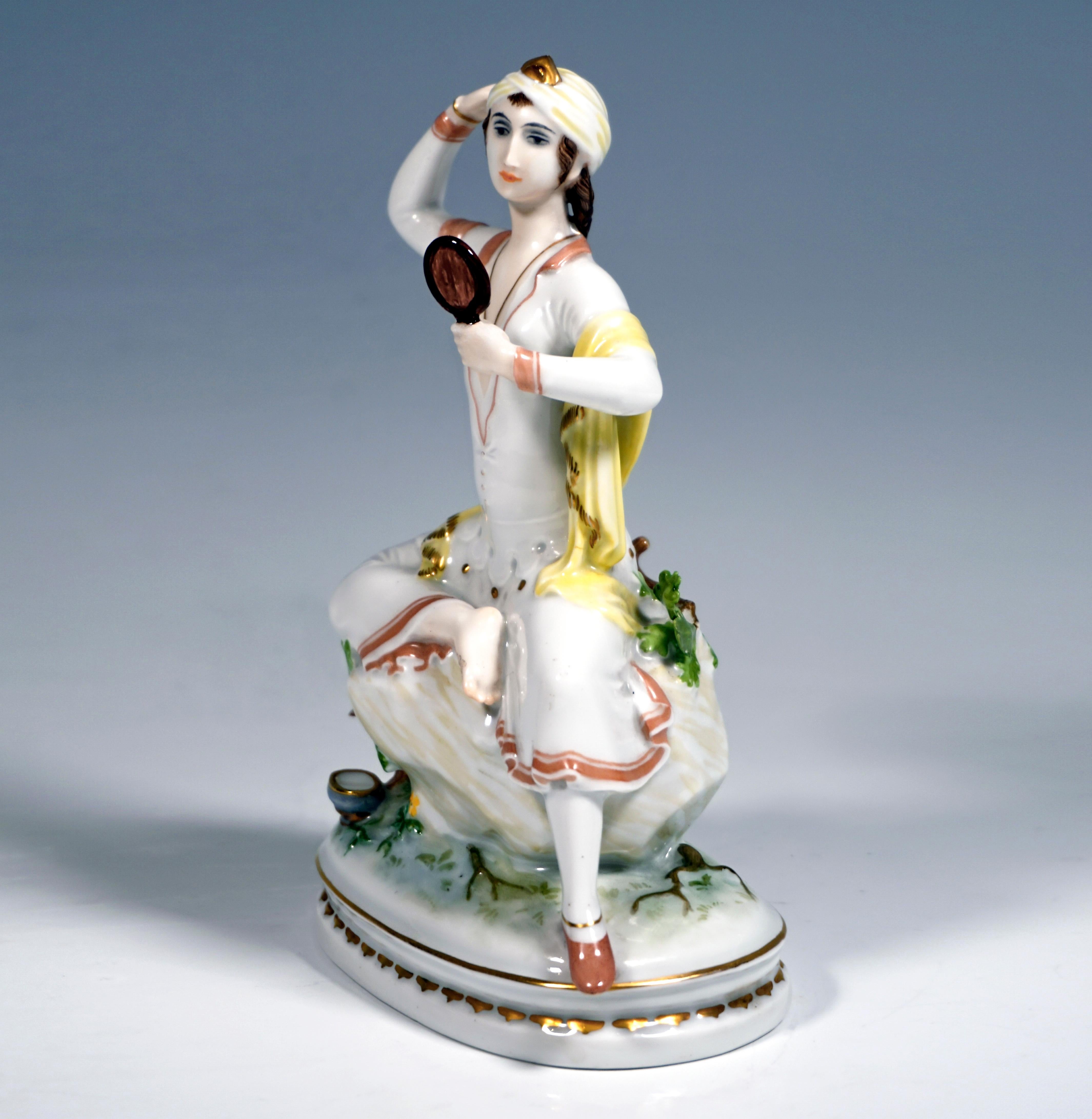 Seltene Art-Déco-Porzellanfigur aus den 1920er Jahren.
Junge orientalische Frau, die auf einem Felsen sitzt und ihr Bein hochlegt, sich in einem Handspiegel betrachtet und ihre Kopfbedeckung zurechtrückt. Sparsame Bemalung der Kleidung in Rosa und