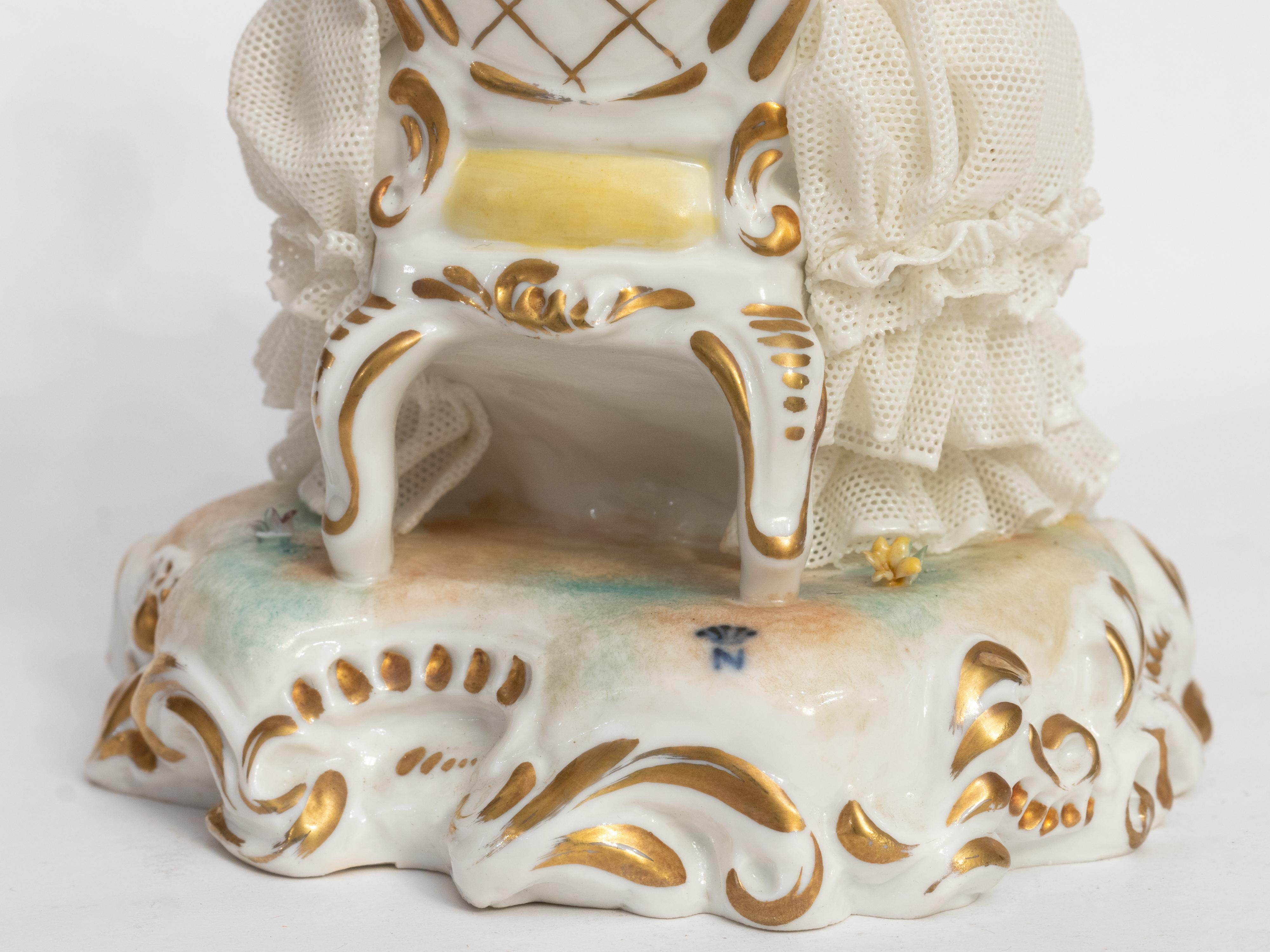 Porzellanfigur einer Frau im Sessel von Capodimonte, 1834 im Angebot 4