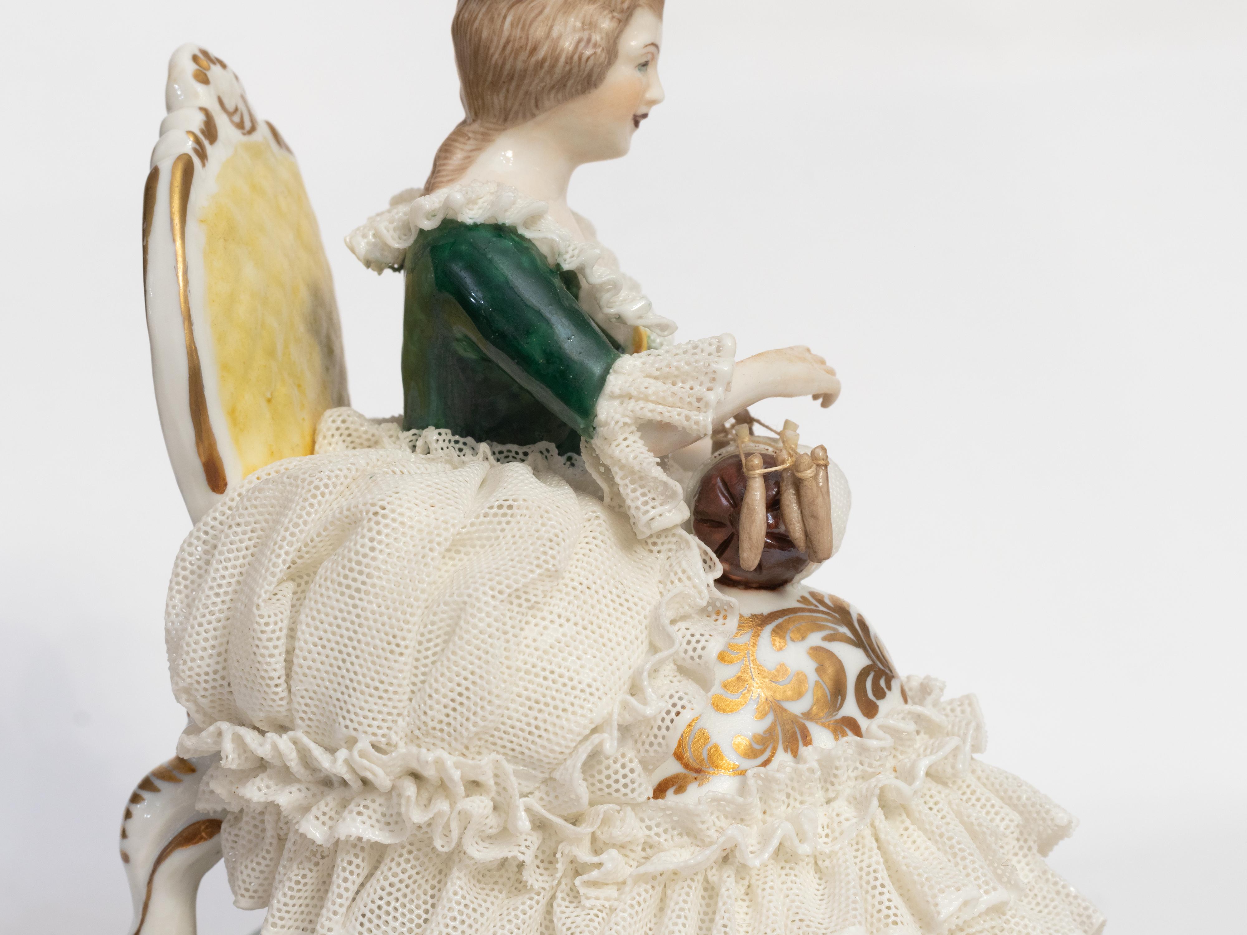Porzellanfigur einer Frau im Sessel von Capodimonte, 1834 im Angebot 5