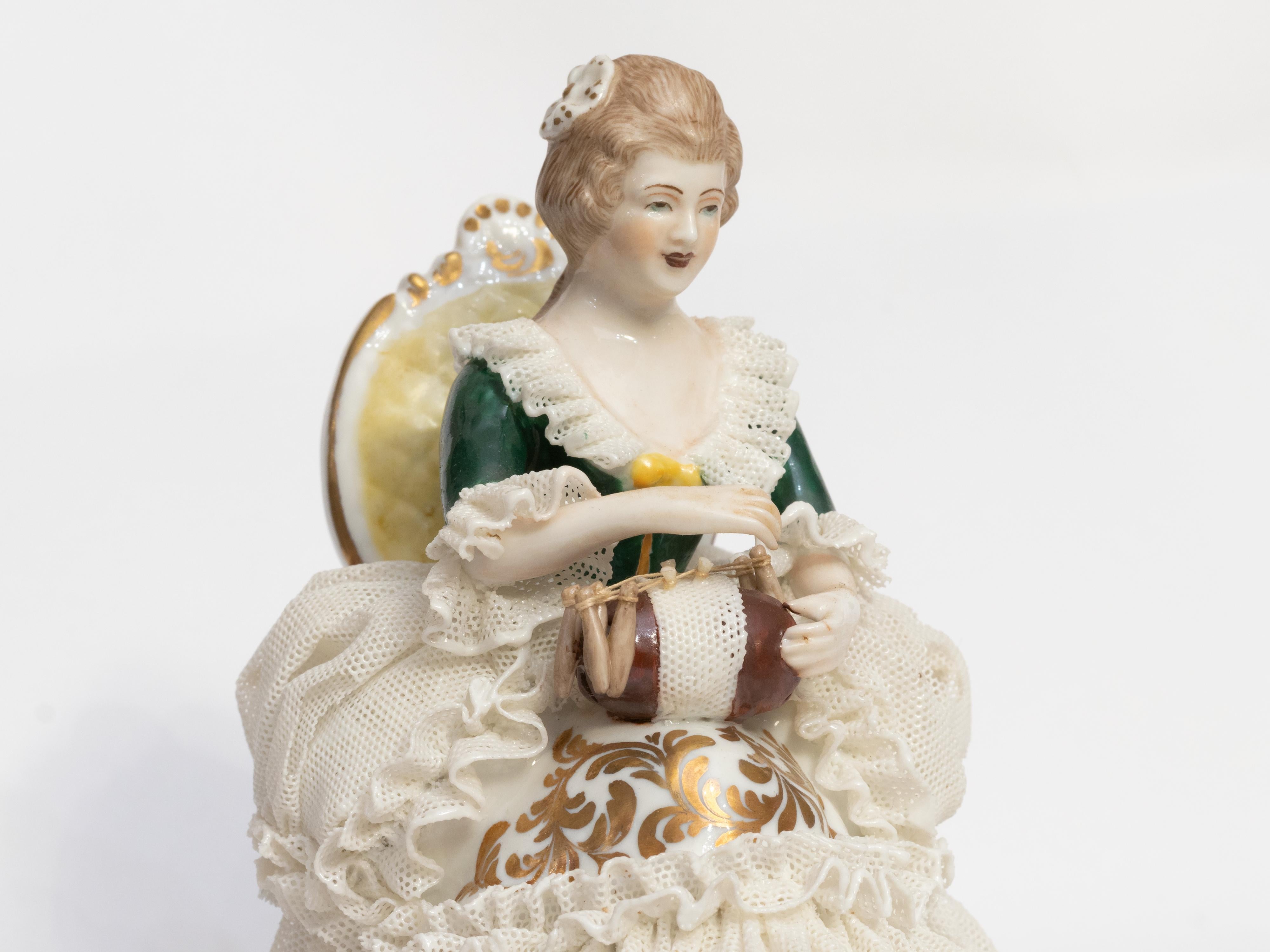 Porzellanfigur einer Frau im Sessel von Capodimonte, 1834 im Angebot 6