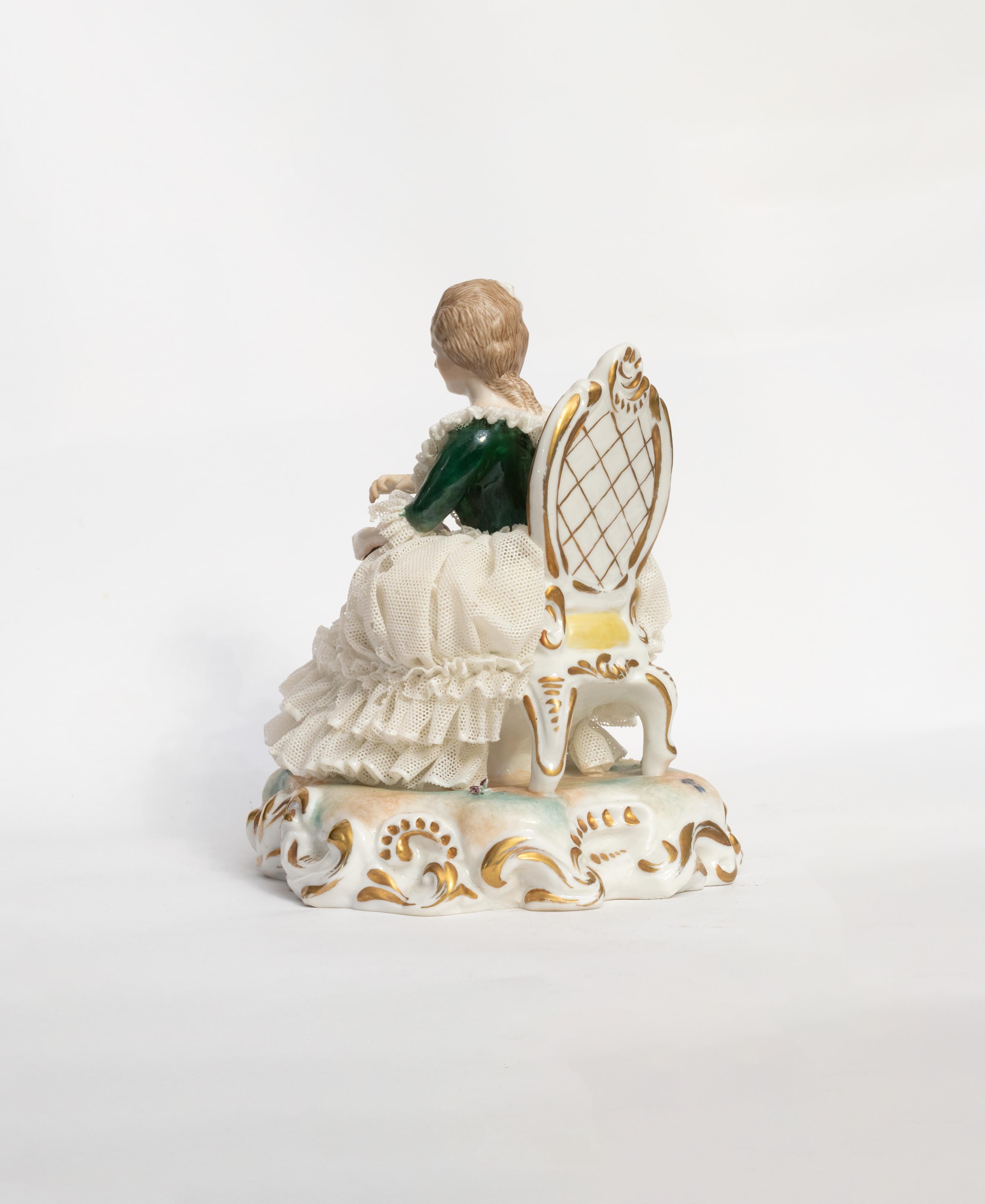 Italiano Figura di donna in poltrona in porcellana di Capodimonte, 1834 in vendita