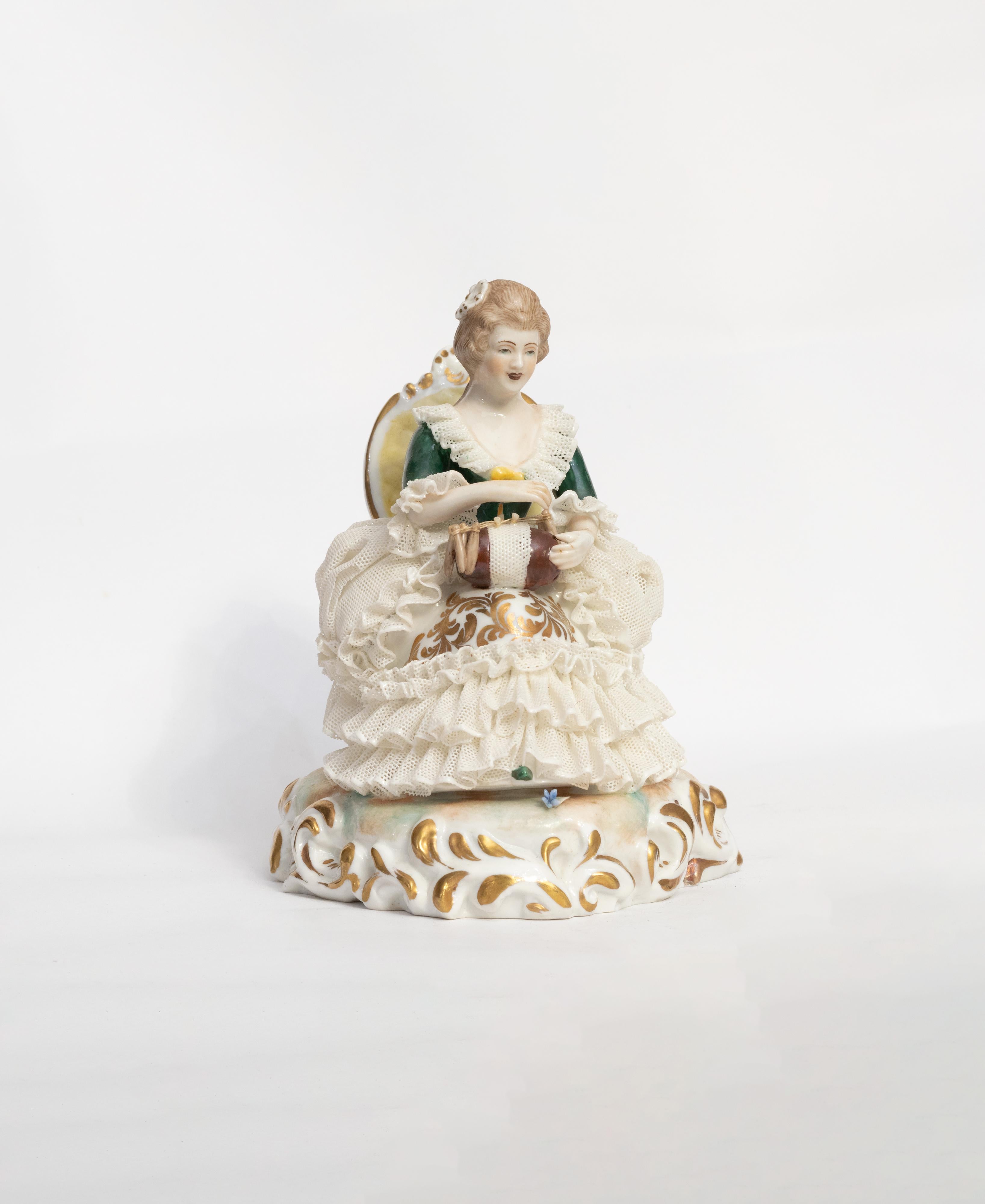 Ein Capodimonte-Porzellanbild aus dem Jahr 1820 zeigt eine Frau in einem schwingenden Sessel. Mark bei Capodimonte - 1771 bis 1834. Die erste Verwendung des neapolitanischen 