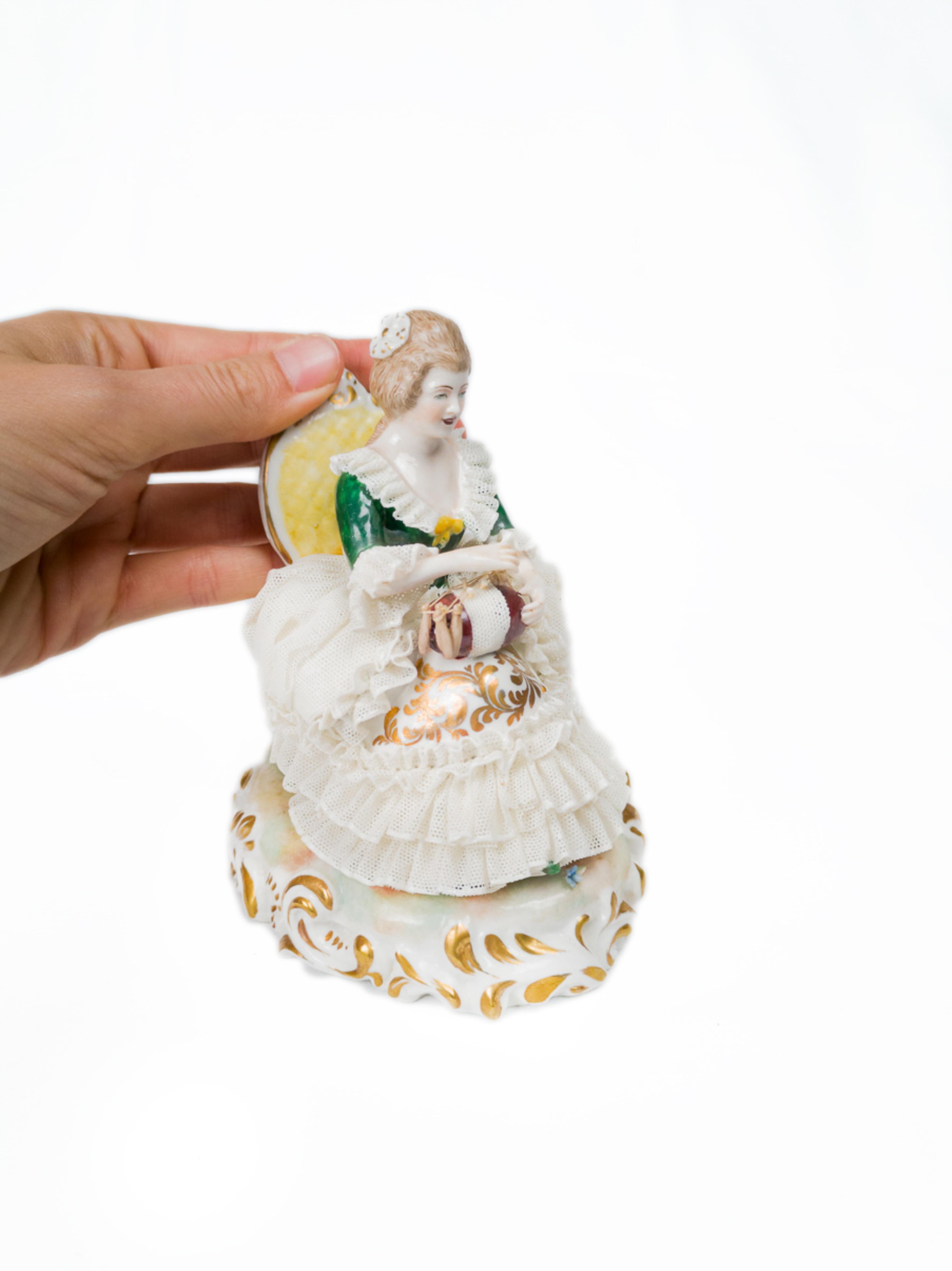 Porcelaine Figure de femme dans un fauteuil par Capodimonte, 1834 en vente