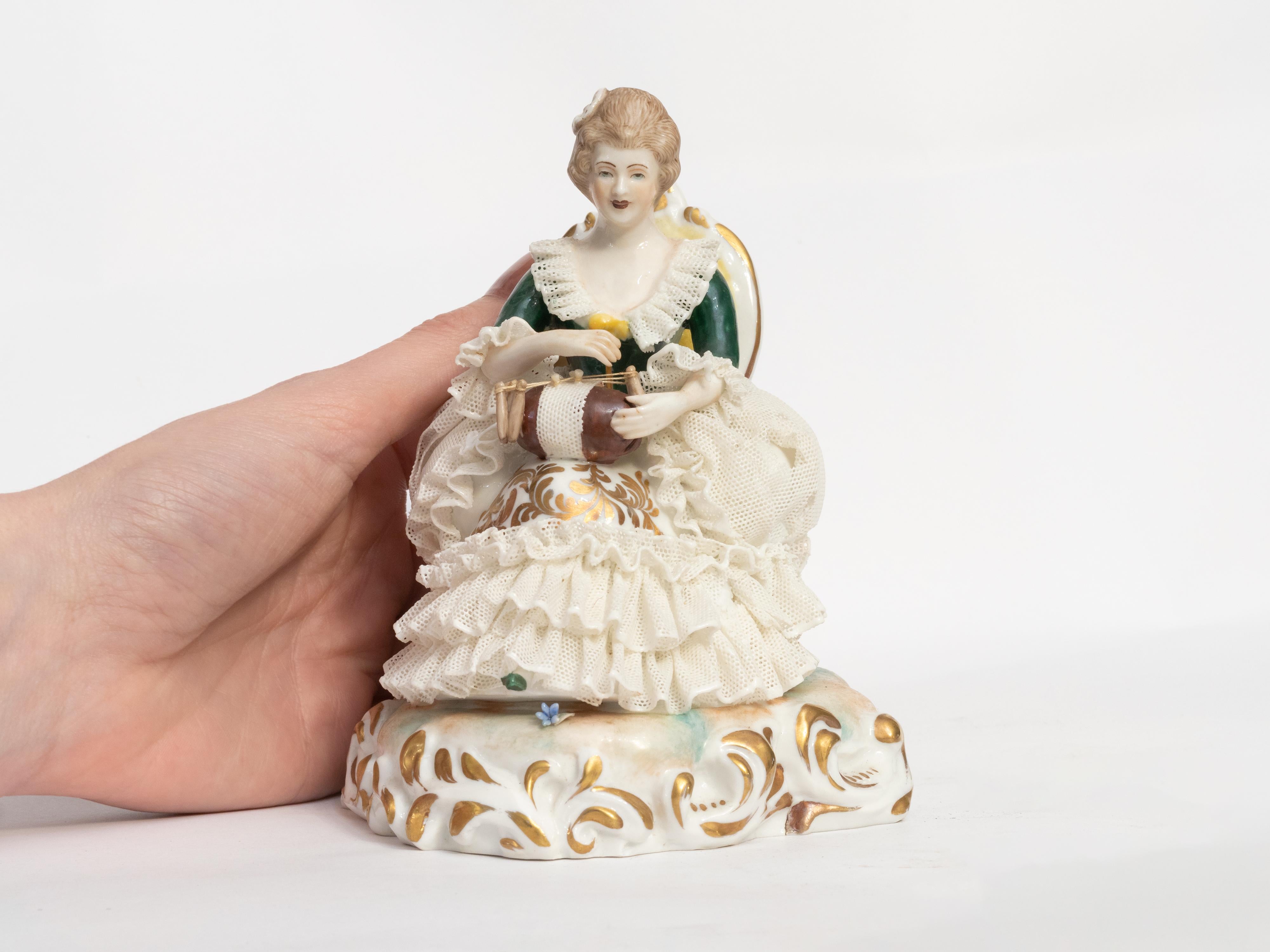 Porcellana Figura di donna in poltrona in porcellana di Capodimonte, 1834 in vendita