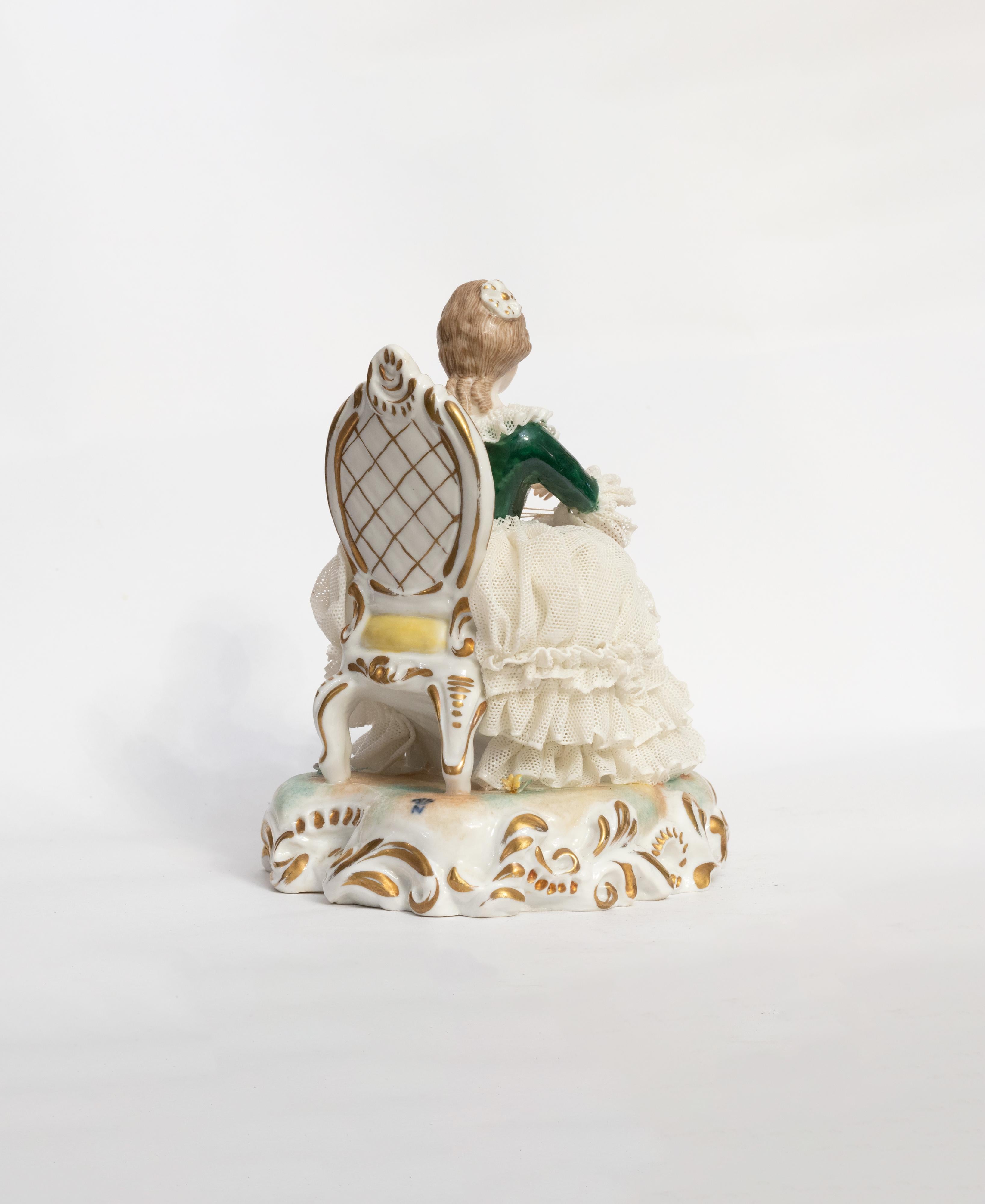 Porzellanfigur einer Frau im Sessel von Capodimonte, 1834 (Italienisch) im Angebot