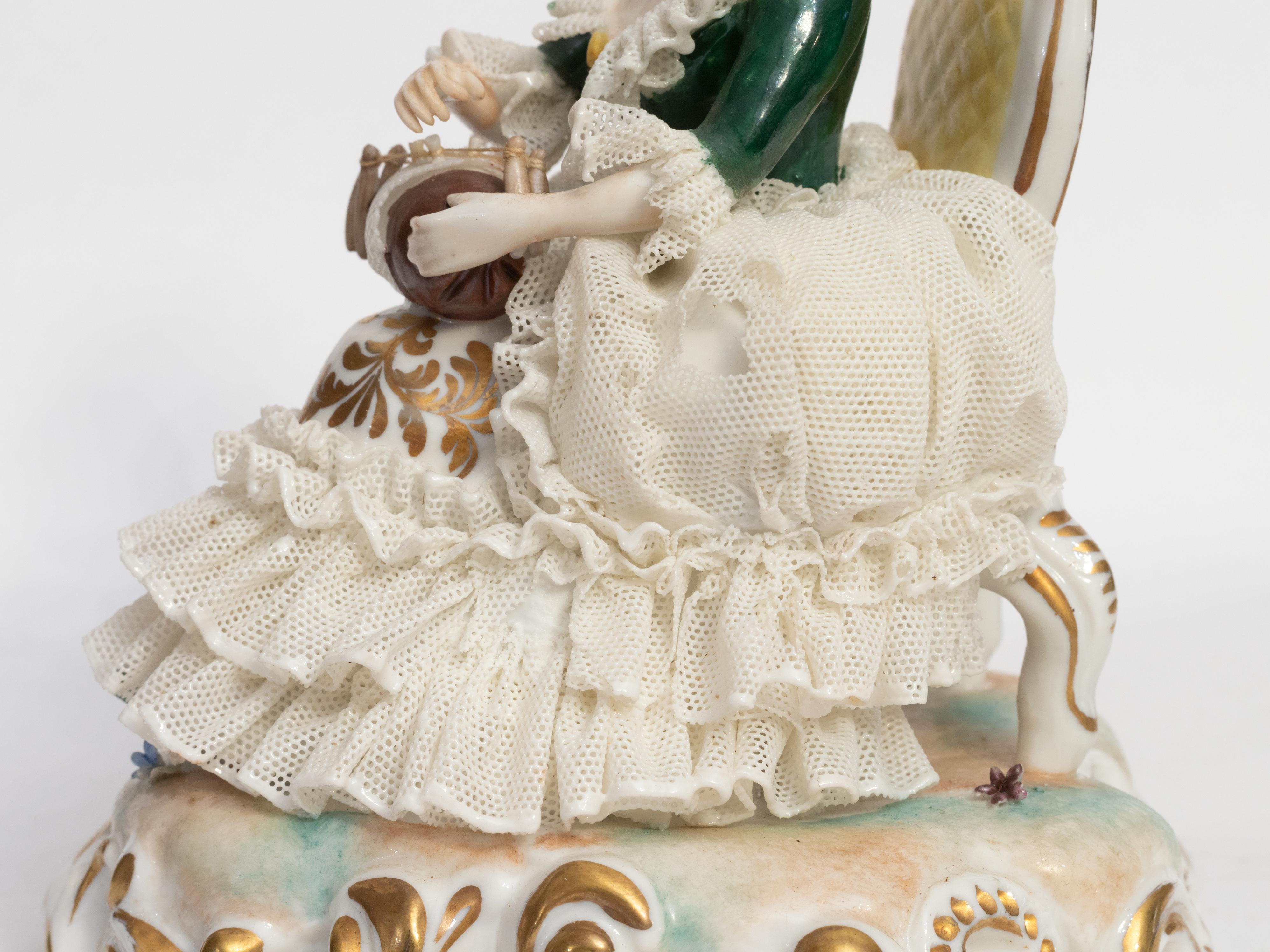 Figura di donna in poltrona in porcellana di Capodimonte, 1834 in vendita 1