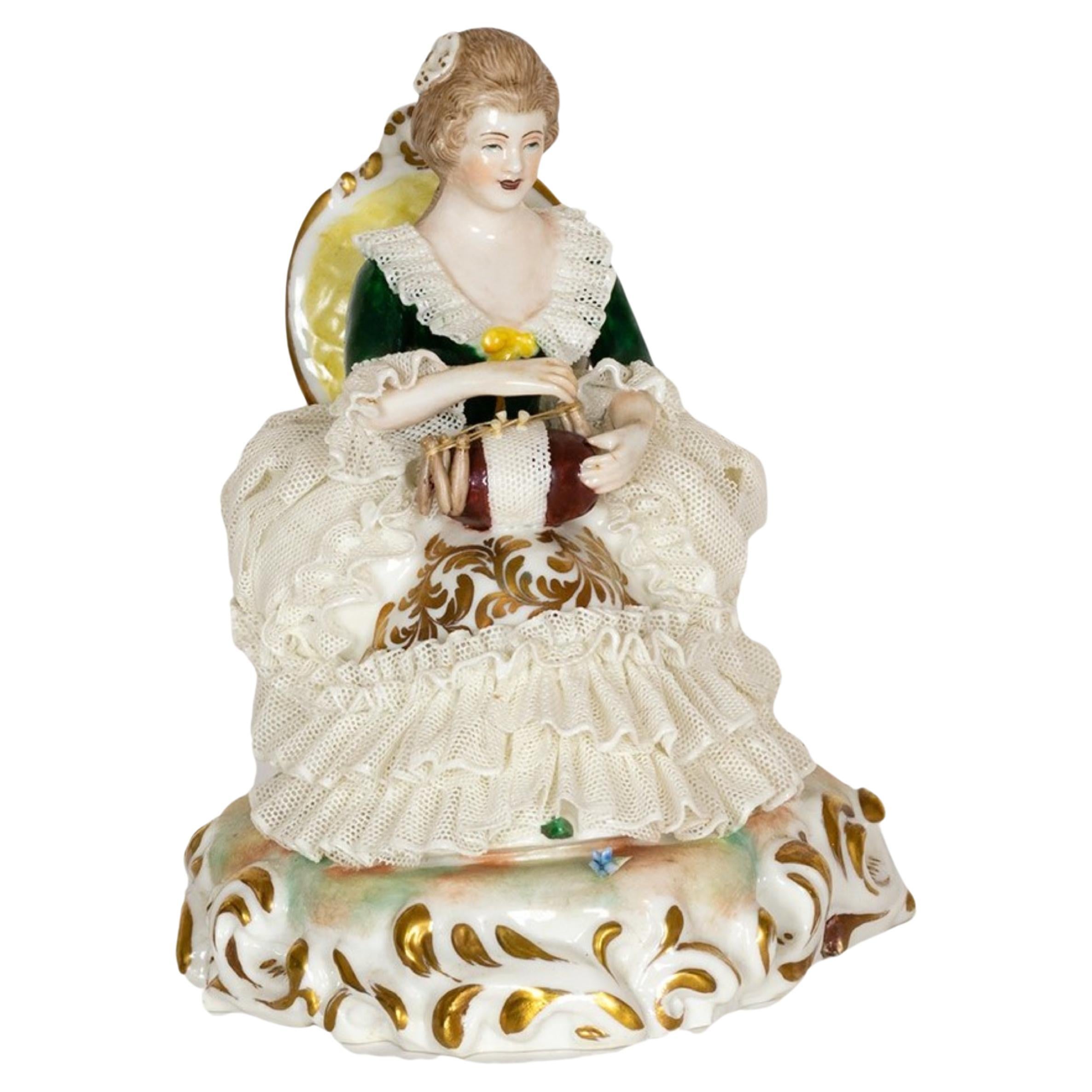 Porzellanfigur einer Frau im Sessel von Capodimonte, 1834