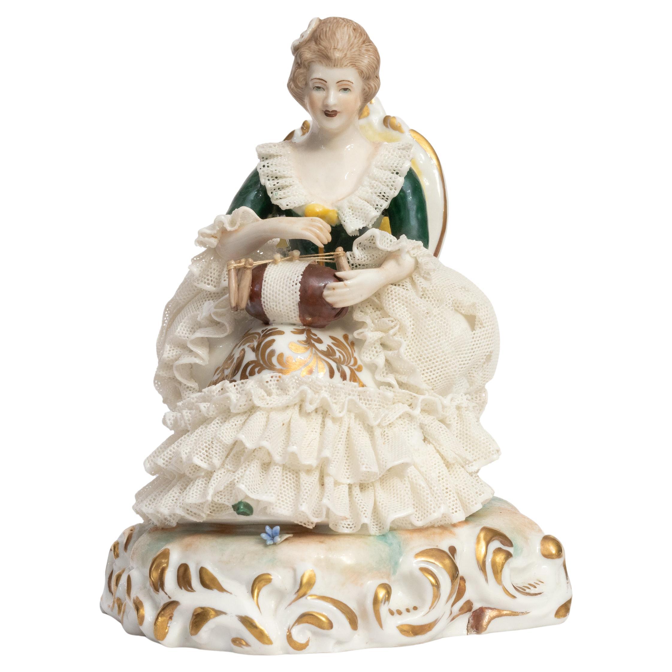 Figura de porcelana Mujer en sillón de Capodimonte, 1834