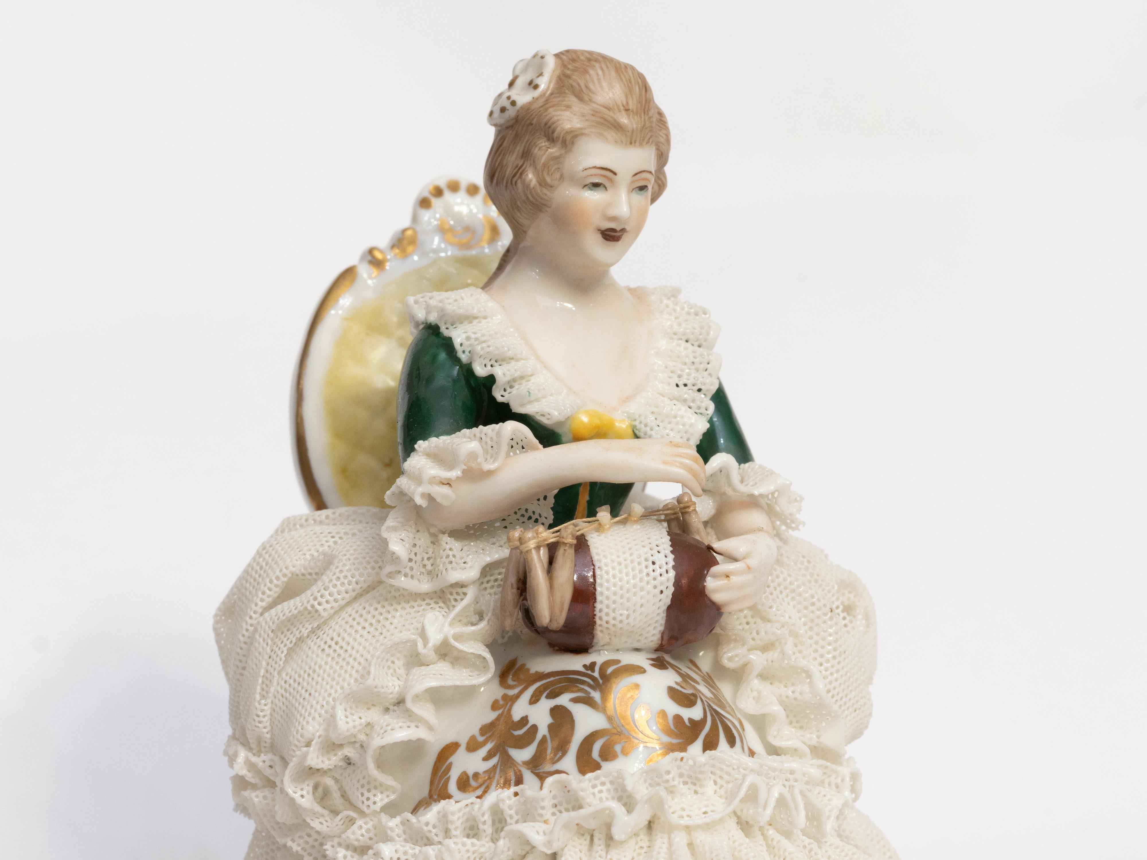 Figura di donna in poltrona in porcellana di Capodimonte, XIX secolo in vendita 5
