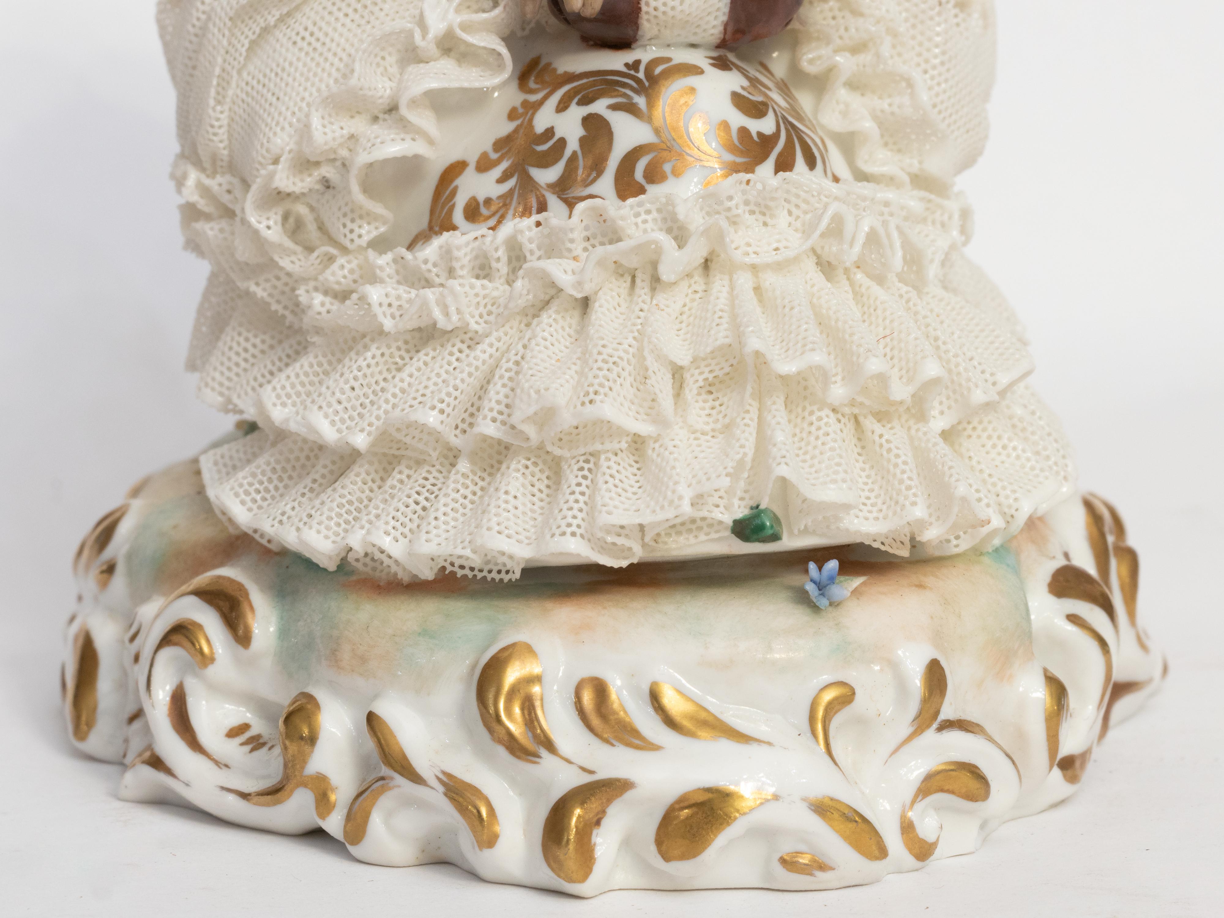 Figura di donna in poltrona in porcellana di Capodimonte, XIX secolo in vendita 6