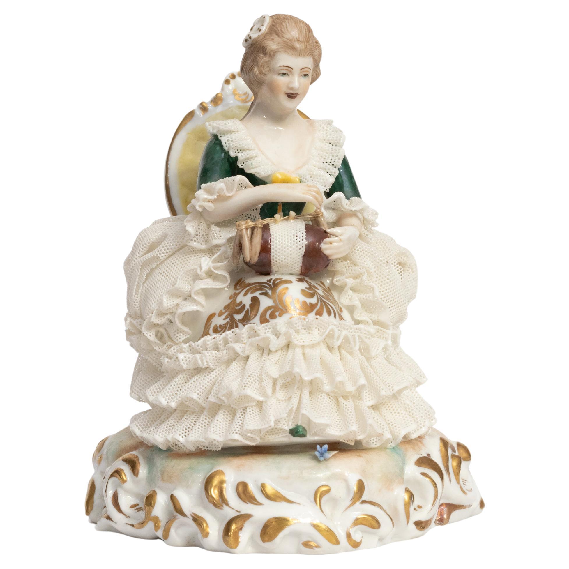Figura di donna in poltrona in porcellana di Capodimonte, XIX secolo in vendita