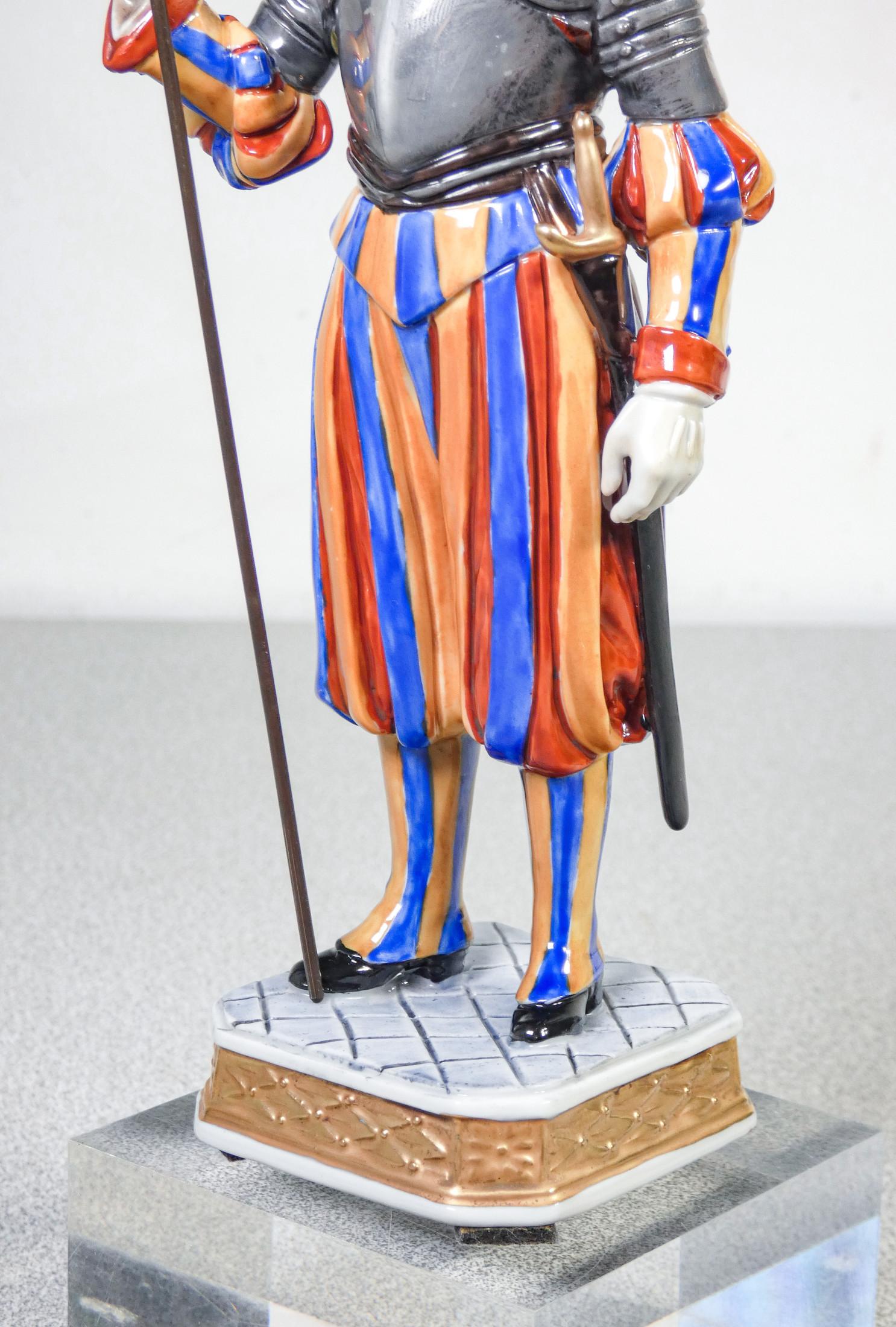 Porcelain Figurine Aelteste Volkstedt, Pontifical Swiss Guard, Early 20th C In Good Condition In Torino, IT