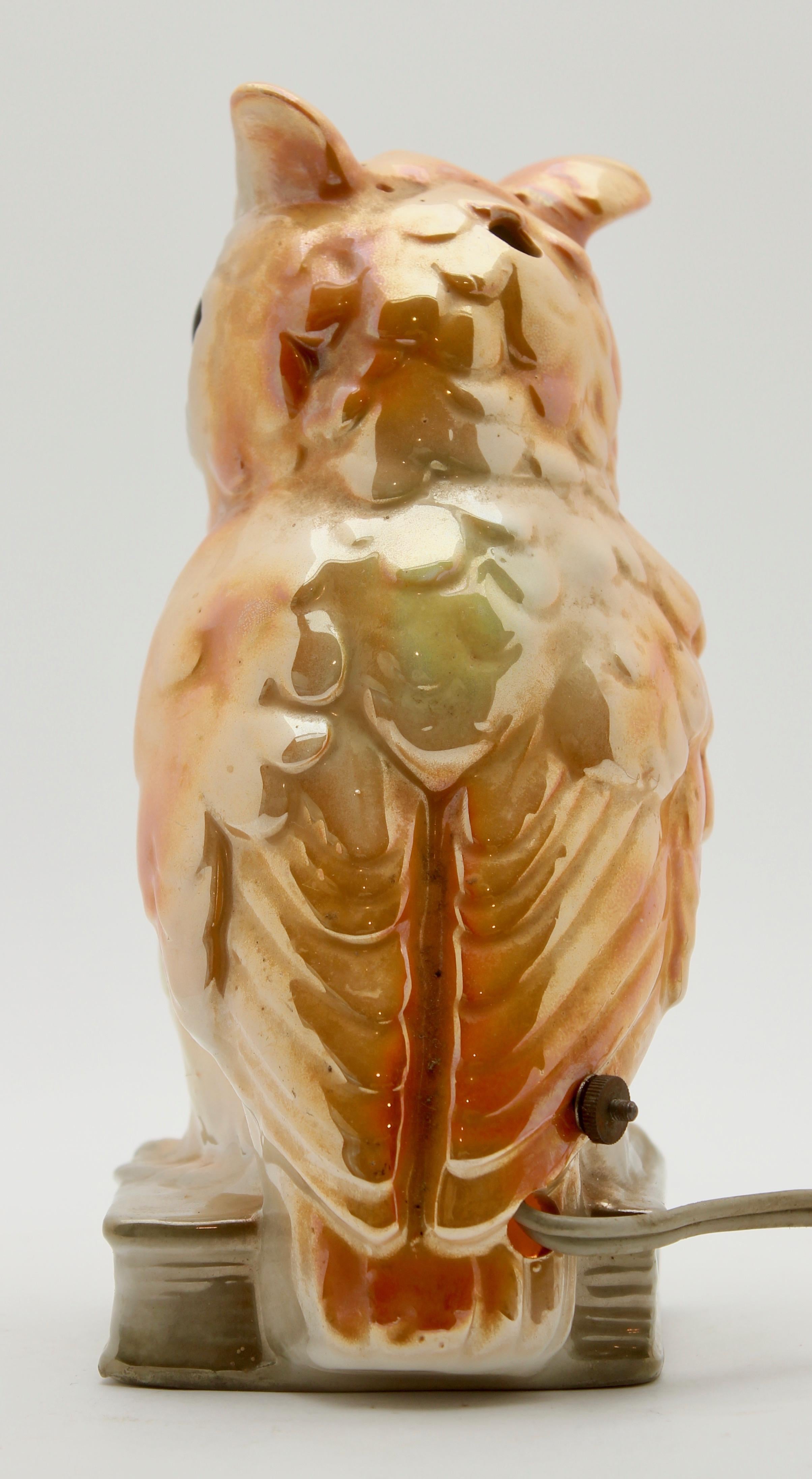 Porcelaine Figurine en porcelaine, lampe de foyer ou lampe de bureau en forme de hibou, Allemagne, années 1930 en vente