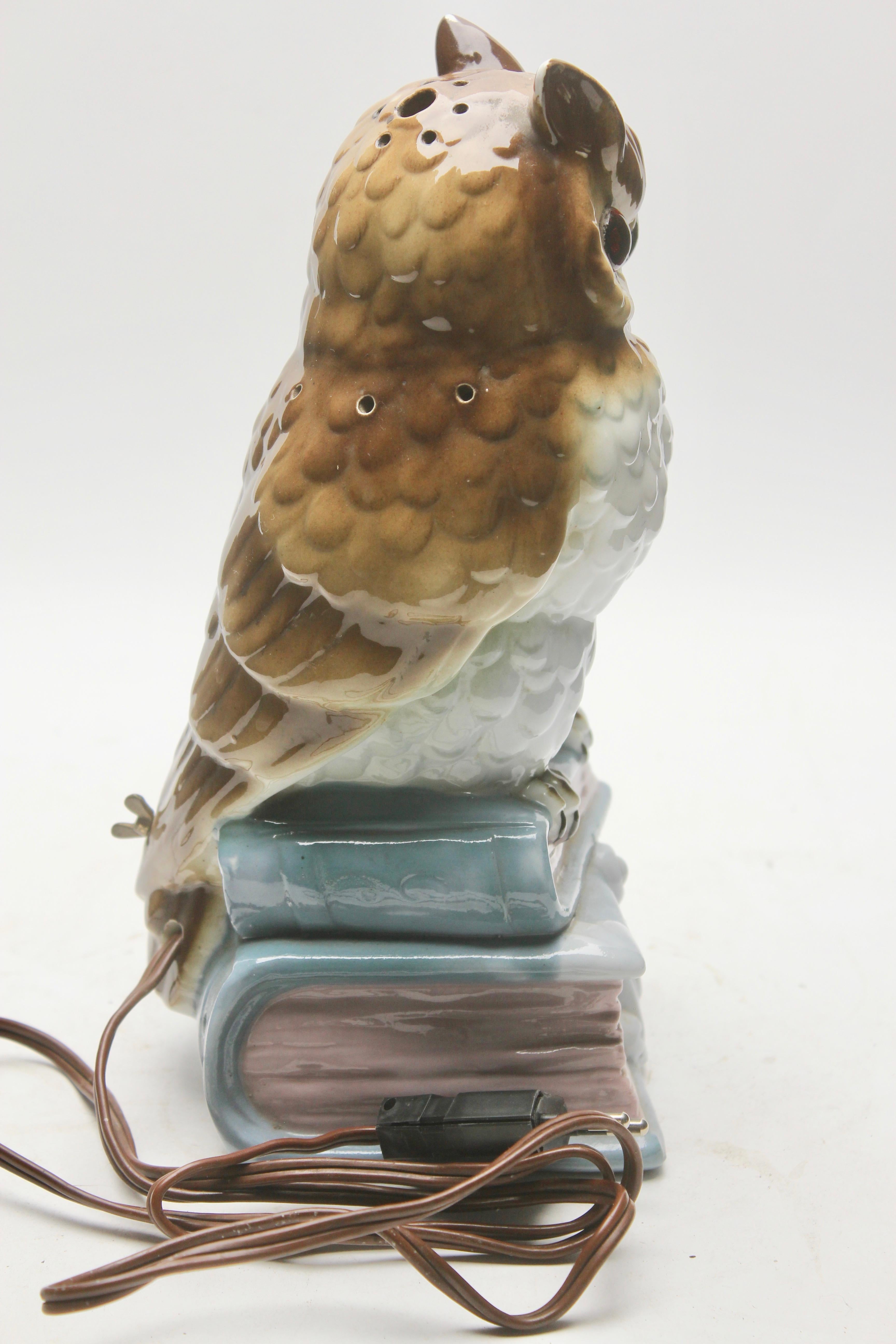 Milieu du XXe siècle Figurine en porcelaine, lampe à aérosol ou lampe de bureau, hibou ou hibou d'aigle de 1930 en vente