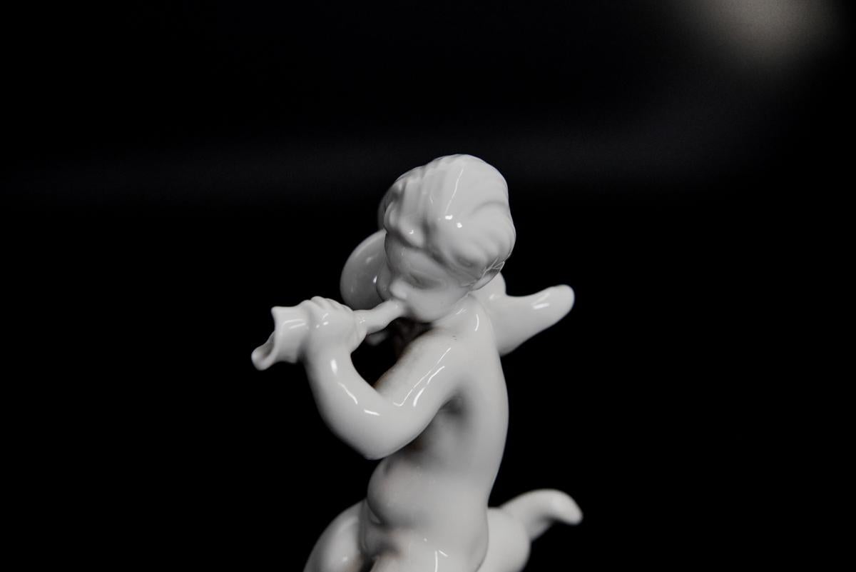 20ième siècle Bing & Grøndahl figurine en porcelaine, garçon sur le dauphin en vente