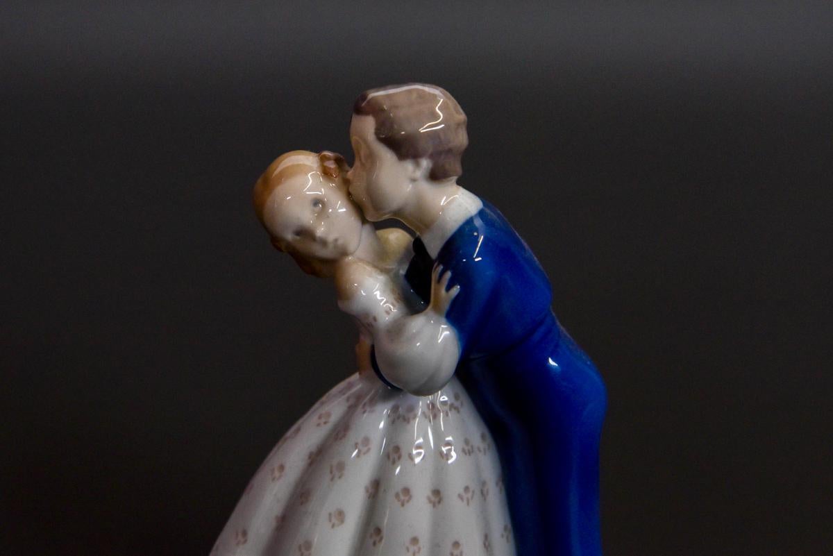 Porcelain figurine of the Danish Bing & Grondahl manufacture, perfect condition. no. 2162

Mark used in the period 1915-1947.

 