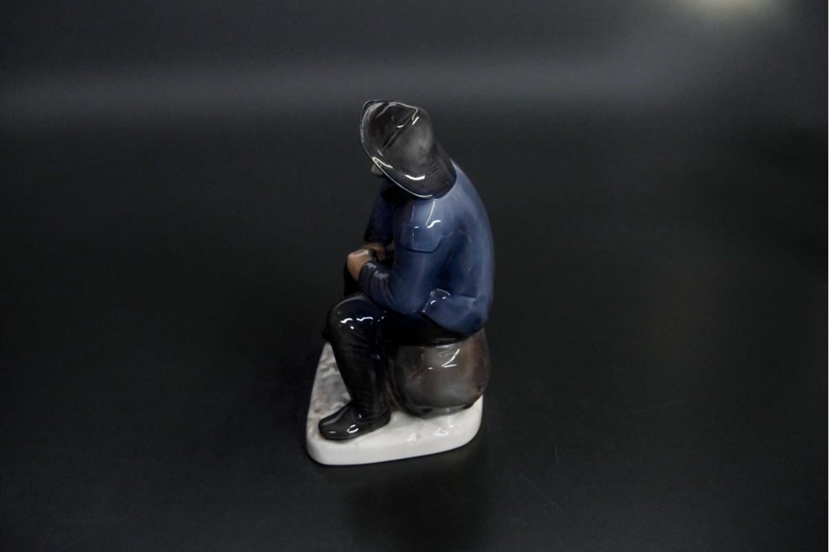 Porcelain Figurine Bing & Grondahl, No. 2370 In Excellent Condition For Sale In Chorzów, PL