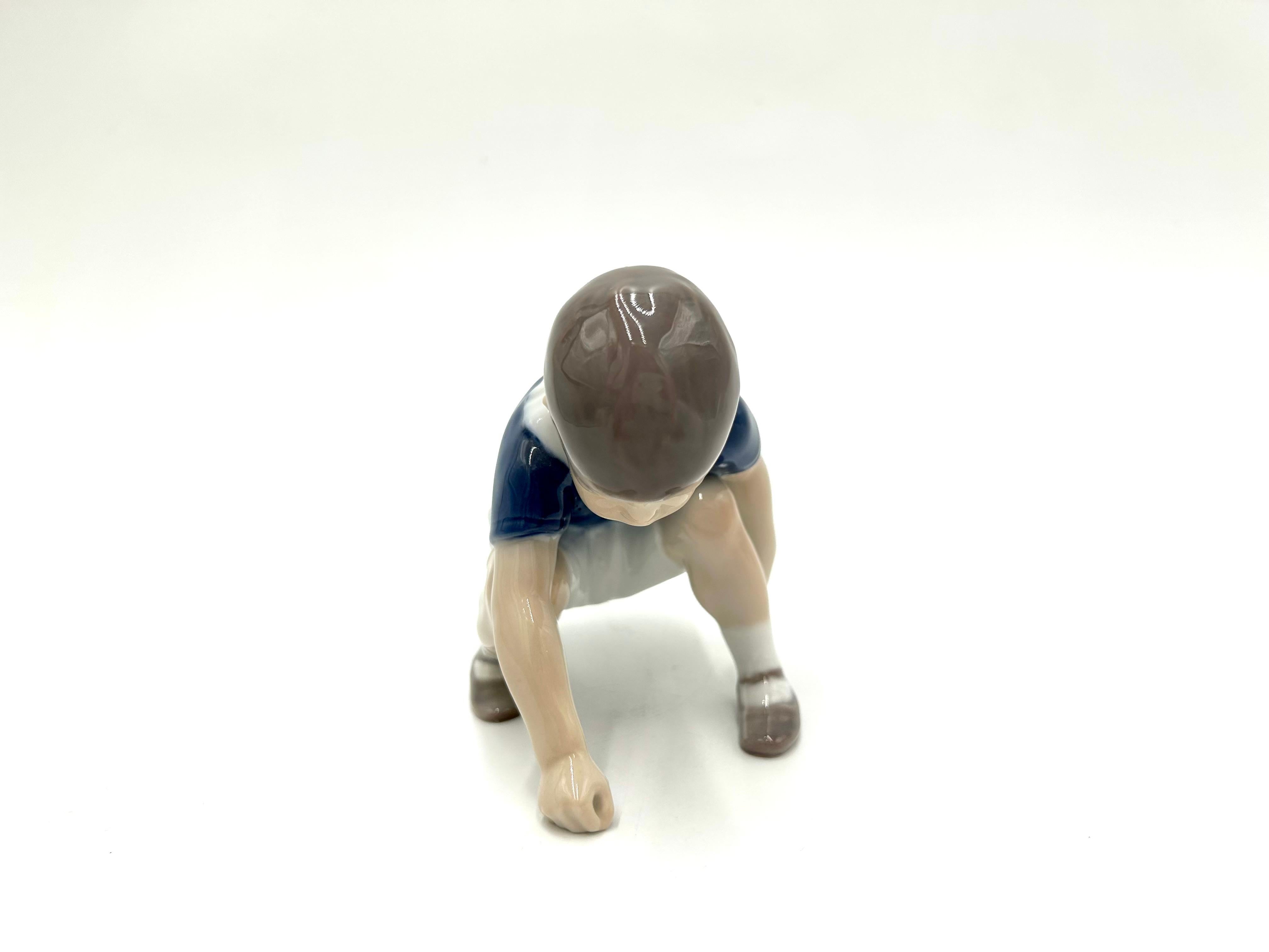 Porcelain figurine of a crouching boy playing
Produced by the Danish manufactory Bing & Grondahl
The mark is used in the 1960s
Very good condition without damage
Measures: Height: 10cm
Width: 10cm
Depth: 10cm.