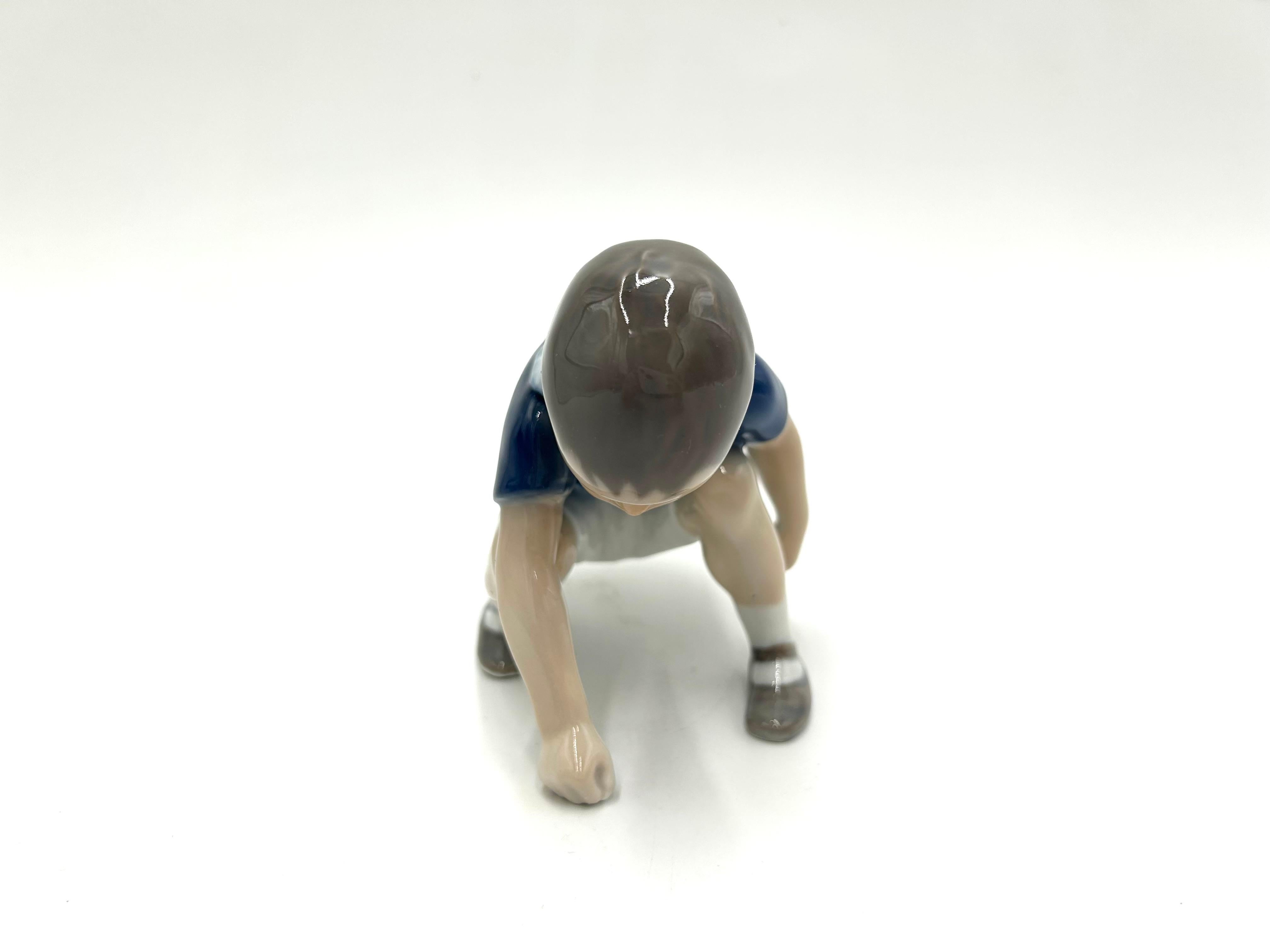 Porcelain figurine of a crouching boy playing

Produced by the Danish manufactory Bing & Grondahl

Signature uses 1985-1991

Very good condition without damage

Measures: height: 10cm

width: 10cm

depth: 10cm.