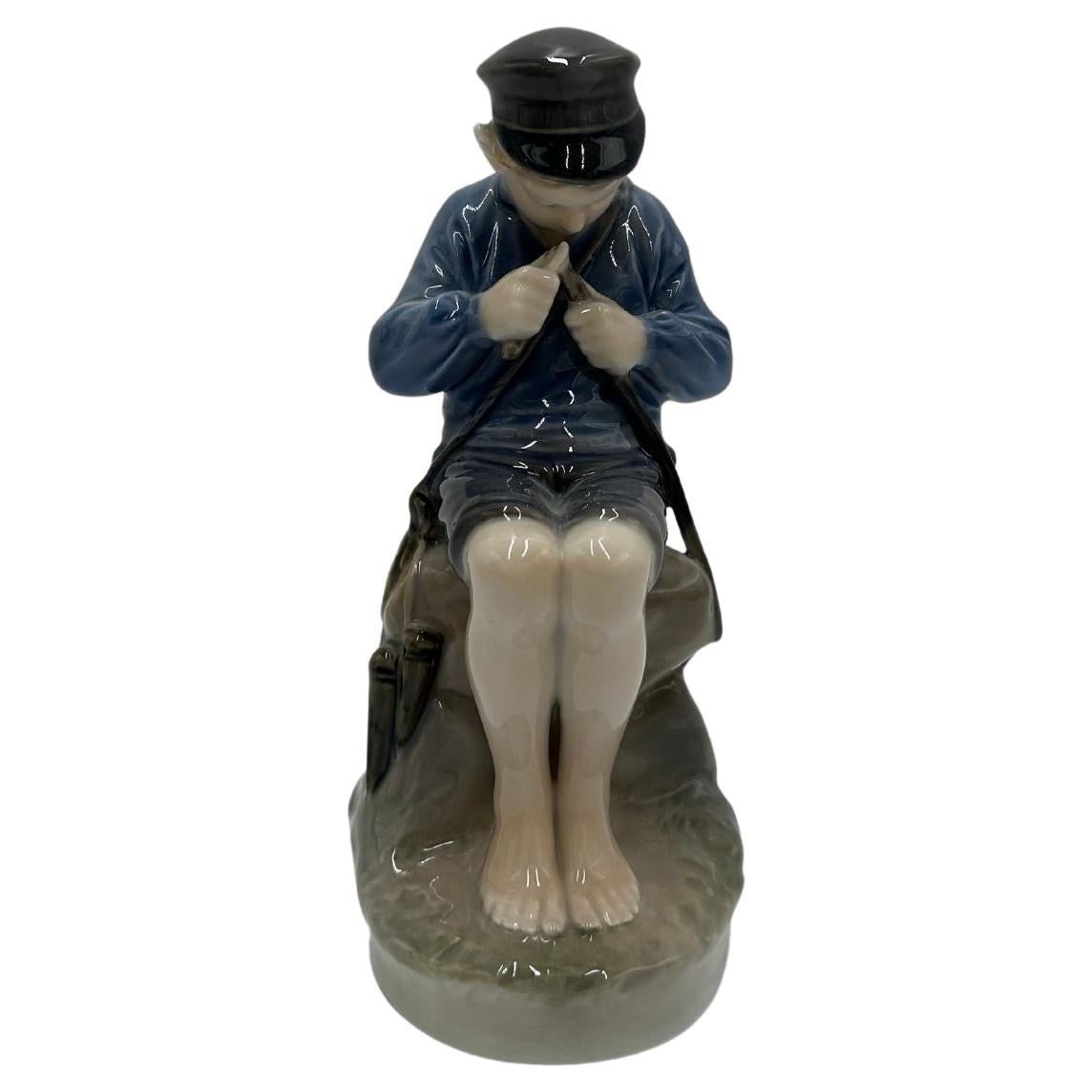 Porzellanfigur „Mädchen, der einen Stock schmiegt“, Royal Copenhagen, Dänemark, 1960er Jahre im Angebot