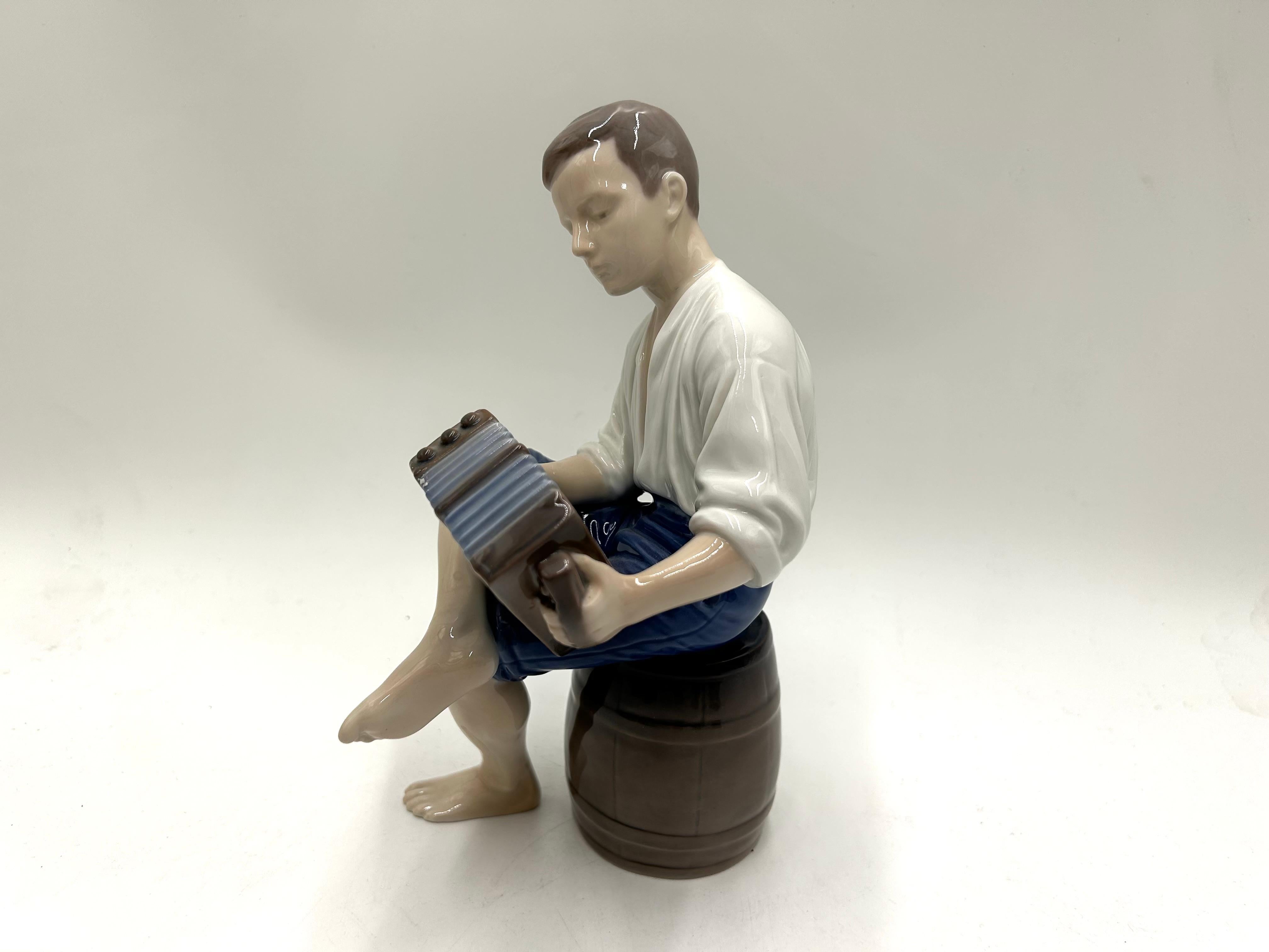 Porcelain figurine of a boy with an accordion.
Produced by the Danish Bing&Grondahl manufactory.
Mark used in 1948-1952.
Very good condition, no damage
Measures: Height: 22cm
Width: 12cm
Depth: 15cm