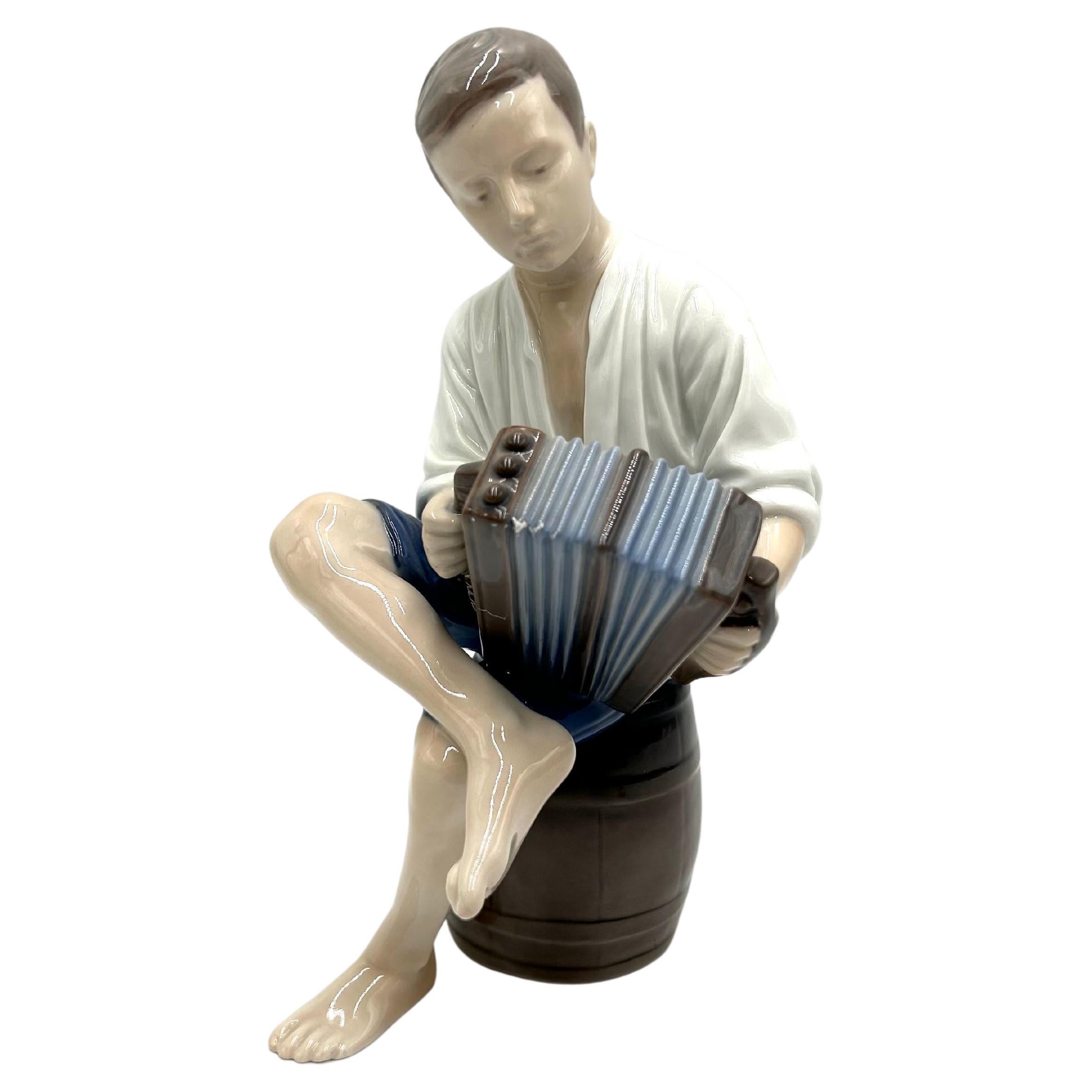 Figurine en porcelaine « garçon avec un accordéon », Bing & Grondahl, Danemark, années 1950