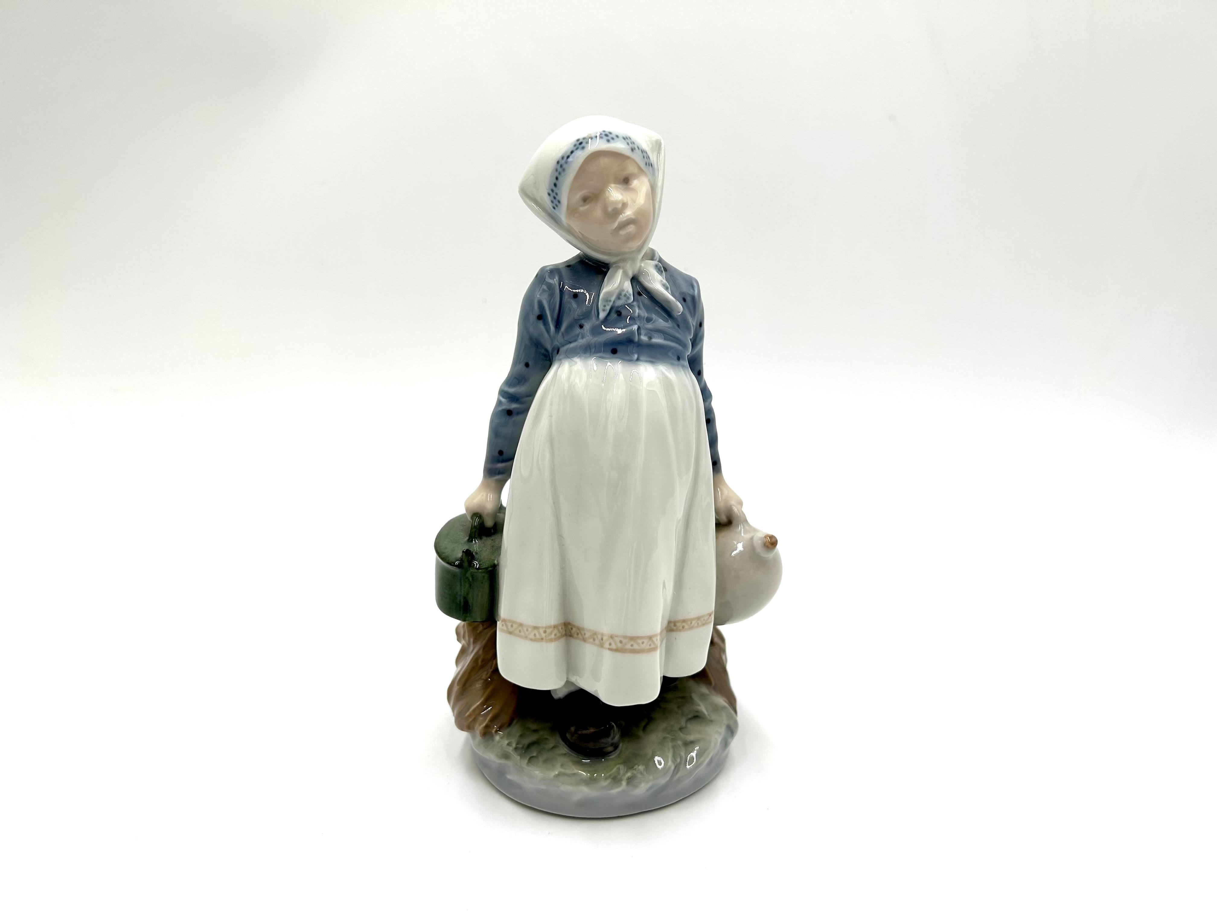 Porcelain figurine of a peasant girl
Produced by the Danish manufacture Royal Copenhagen
Signature uses 1974-1978
Very good condition without damage
height: 22cm
diameter: 11cm.