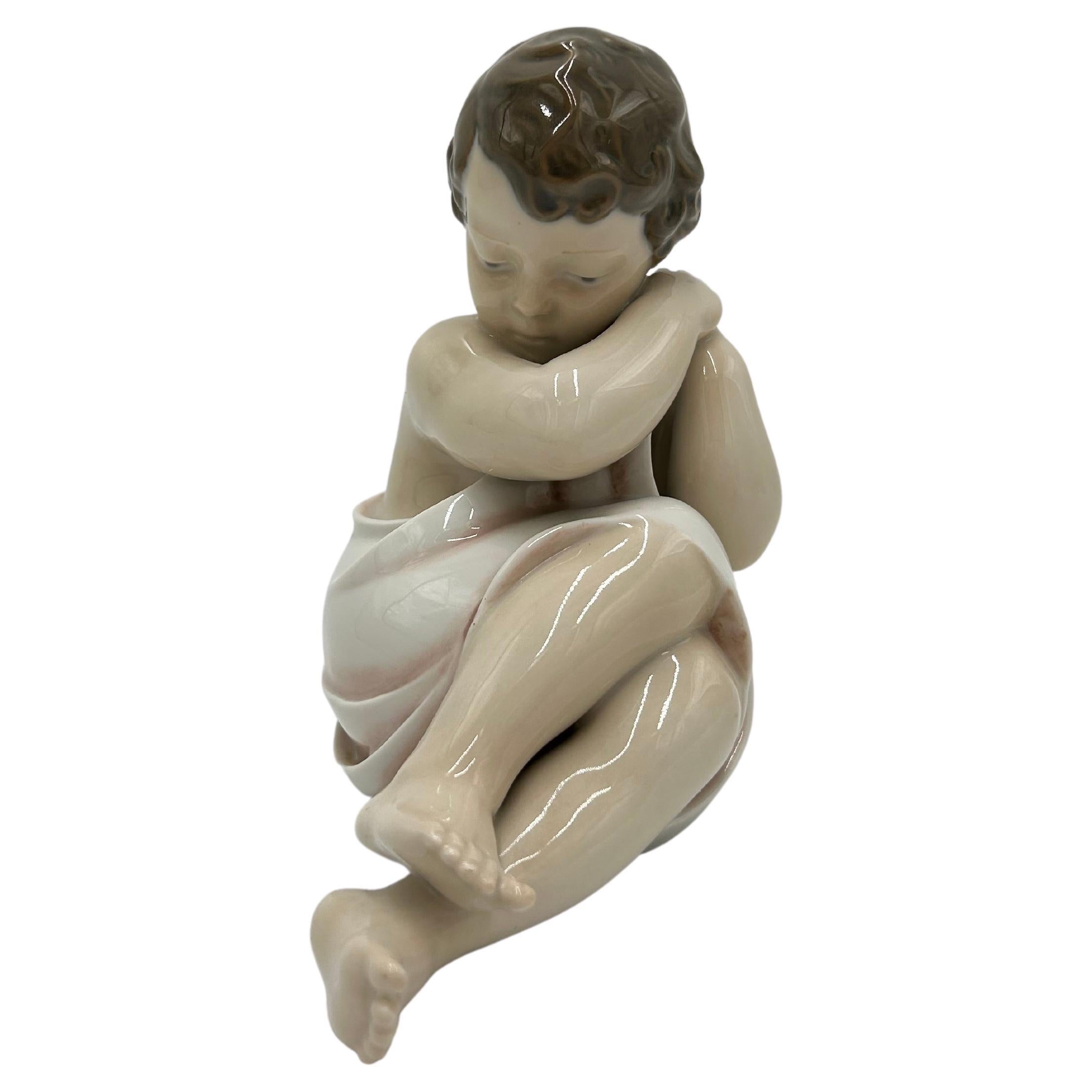Figurine en porcelaine « Baby cuddling baby », Royal Copenhagen, Danemark, années 1950