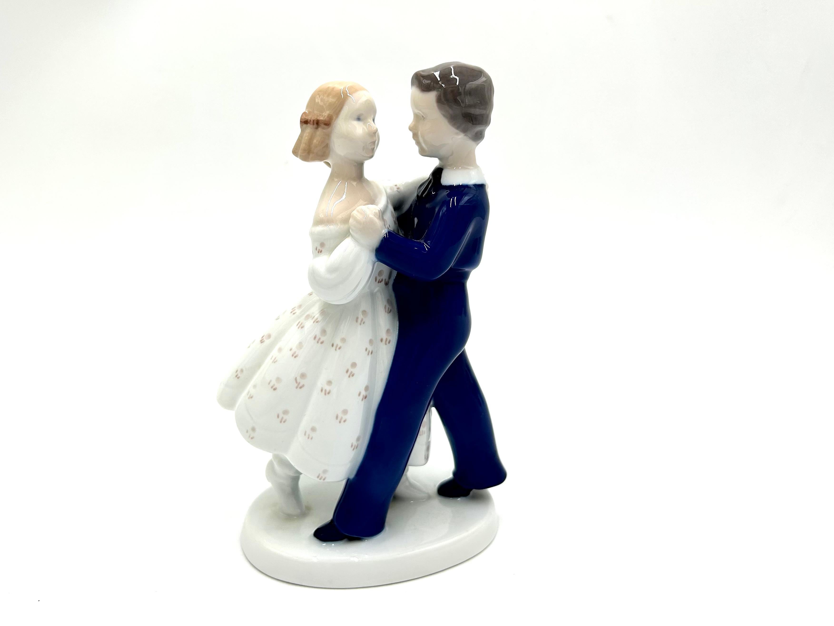 Porcelain figurine of a dancing couple.
Produced by the Danish manufacture Bing&Grondahl
Signature uses 1985-1991
Very good condition without damage
Measures: height: 20cm
width: 13cm
depth: 9cm
