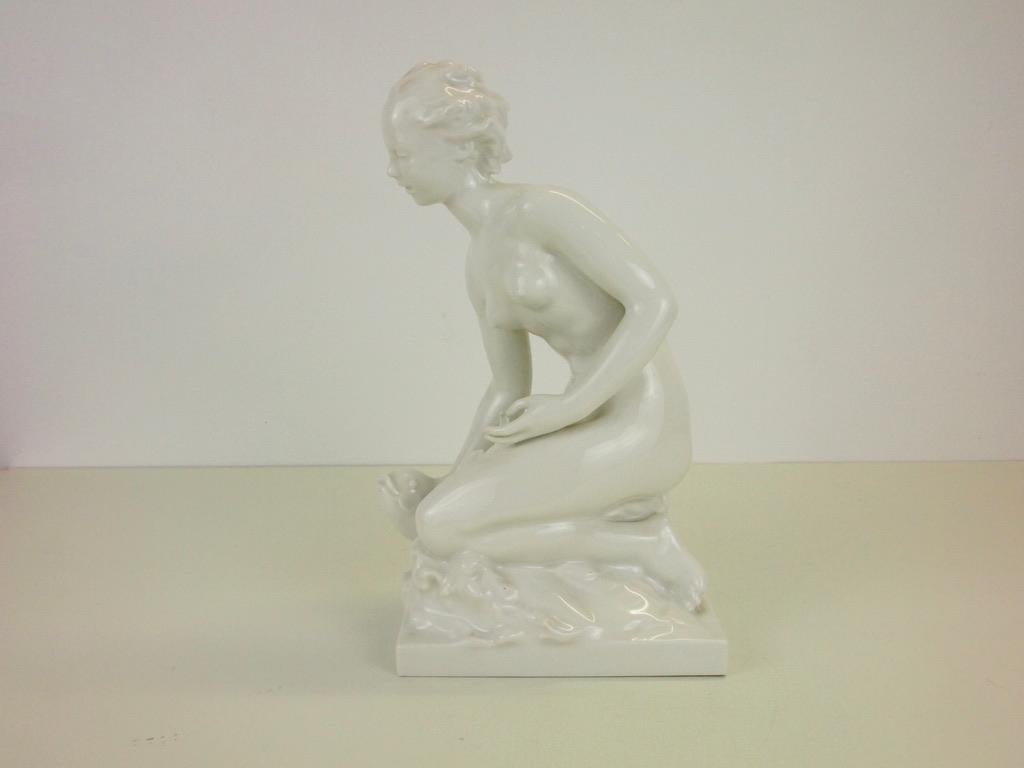 Porcelain Figurine Depicting a Nude with a Koi by Suze Muller for KPM, Berlin In Good Condition For Sale In Hilversum, Noord Holland