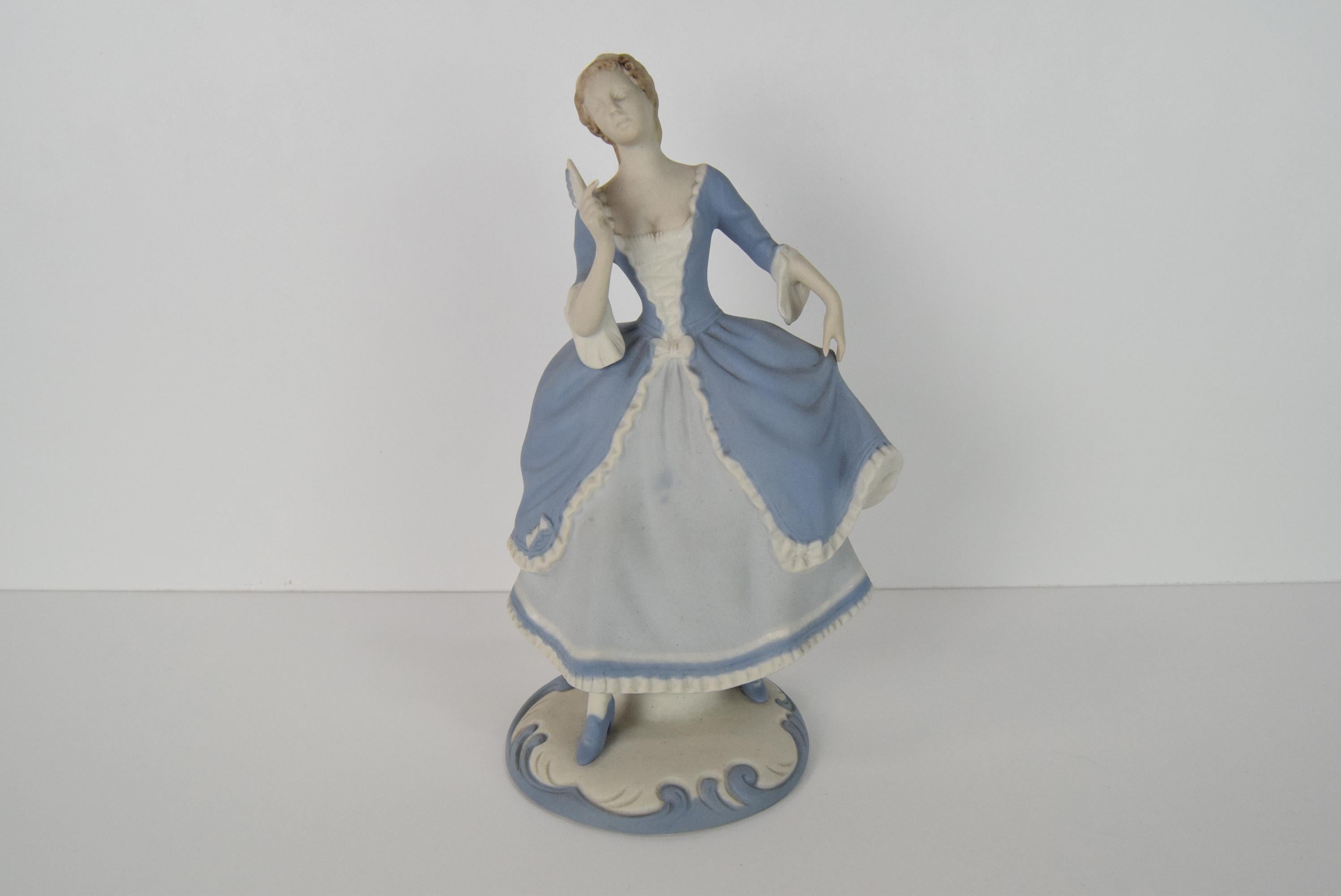 
La statuette a été conçue par le designer de la manufacture de porcelaine de Duchc, Ellis Strobach Königová 1908-2002.
Ses figurines en porcelaine sont connues et appréciées dans le monde entier pour son style artistique luxueux.
Signé
Bon état