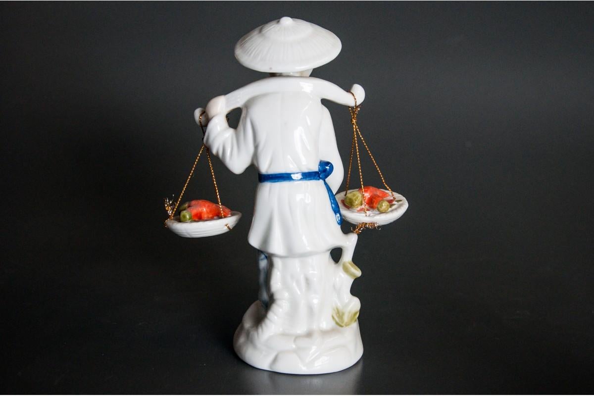 Porcelain figurine.

Dimensions: height 20 cm / width 11 cm / depth 8 cm.

 