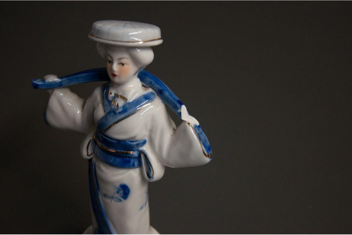 Porcelain figure.

Damaged right side.

Dimensions: height: 21 cm, width: 12.5 cm.

 