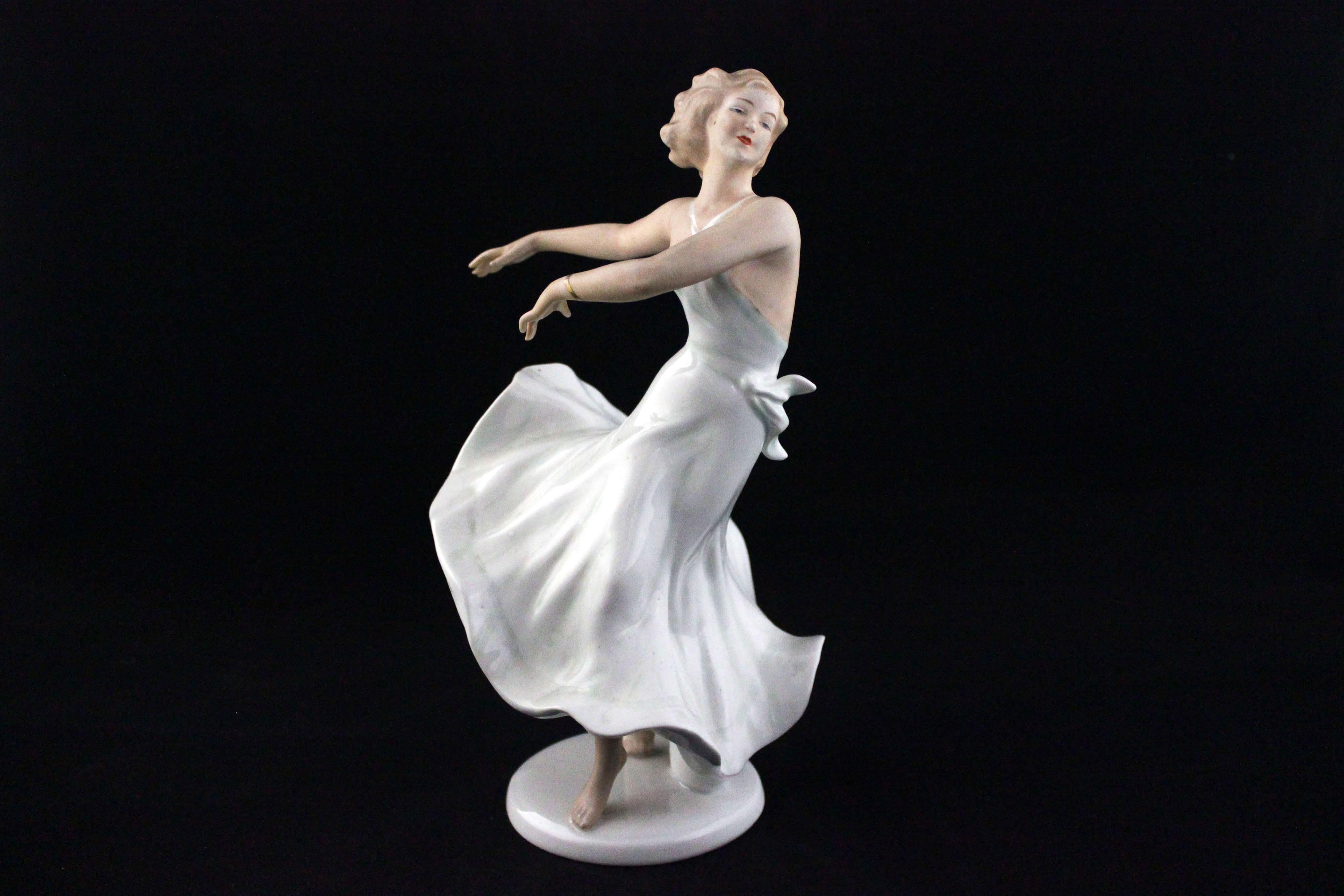 Sculpture de femme en porcelaine de Schaubach, années 1950
